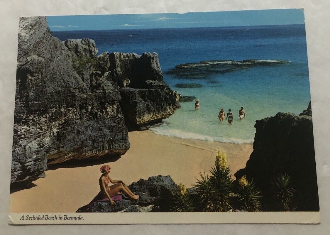 A Secluded Beach In Bermuda. Postcard (K2)
