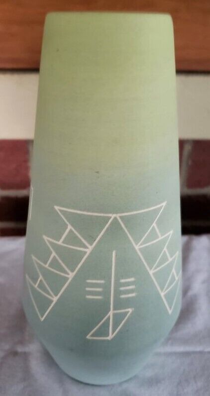 Vintage Sioux Pottery South Dakota Vase by Kate Dismounts Lime Green 10\