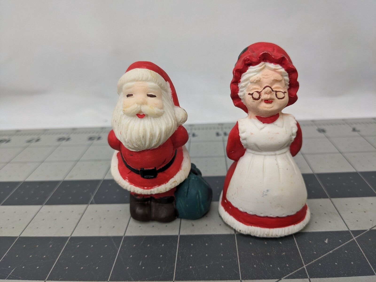 Kissing Santa Mrs Claus Figure Lot Ceramic 3 Inch
