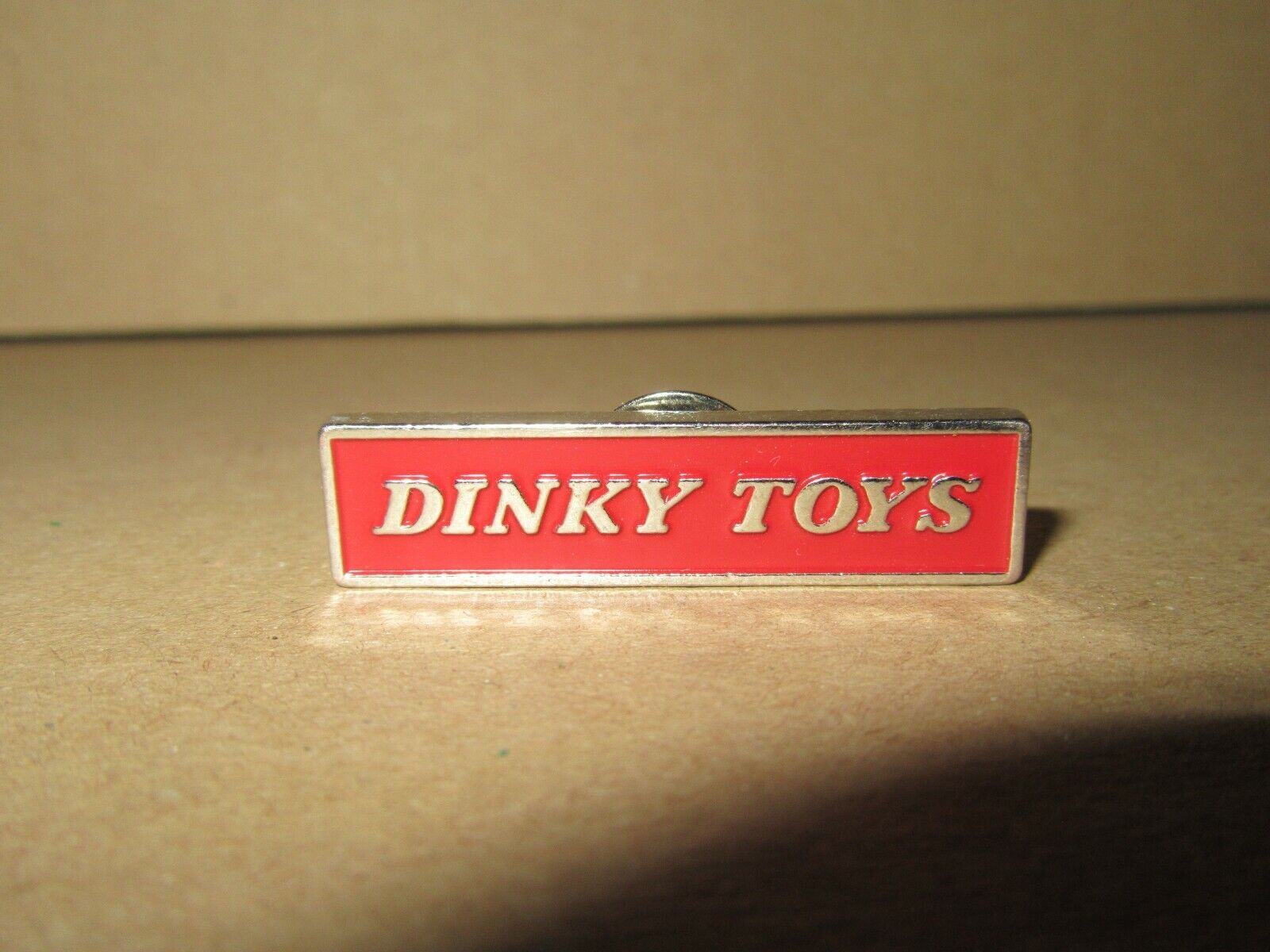 456P Atlas Dinky-Toys Editions Pin's Badge Reissue L 4cm