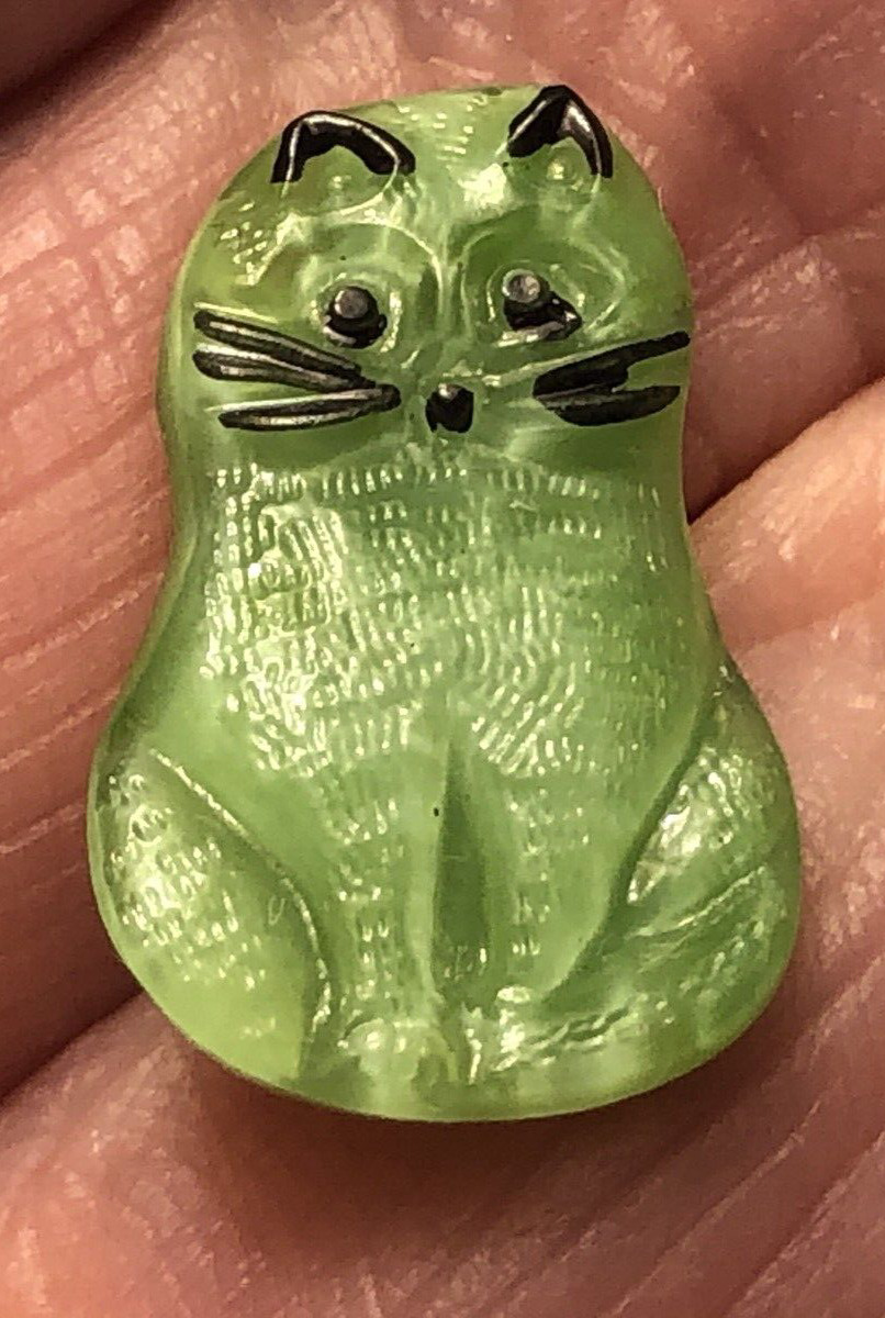 vintage  GREEN  MOONGLOW  GLASS  BUTTON ~~ REALISTIC CAT KITTEN ~3/4\