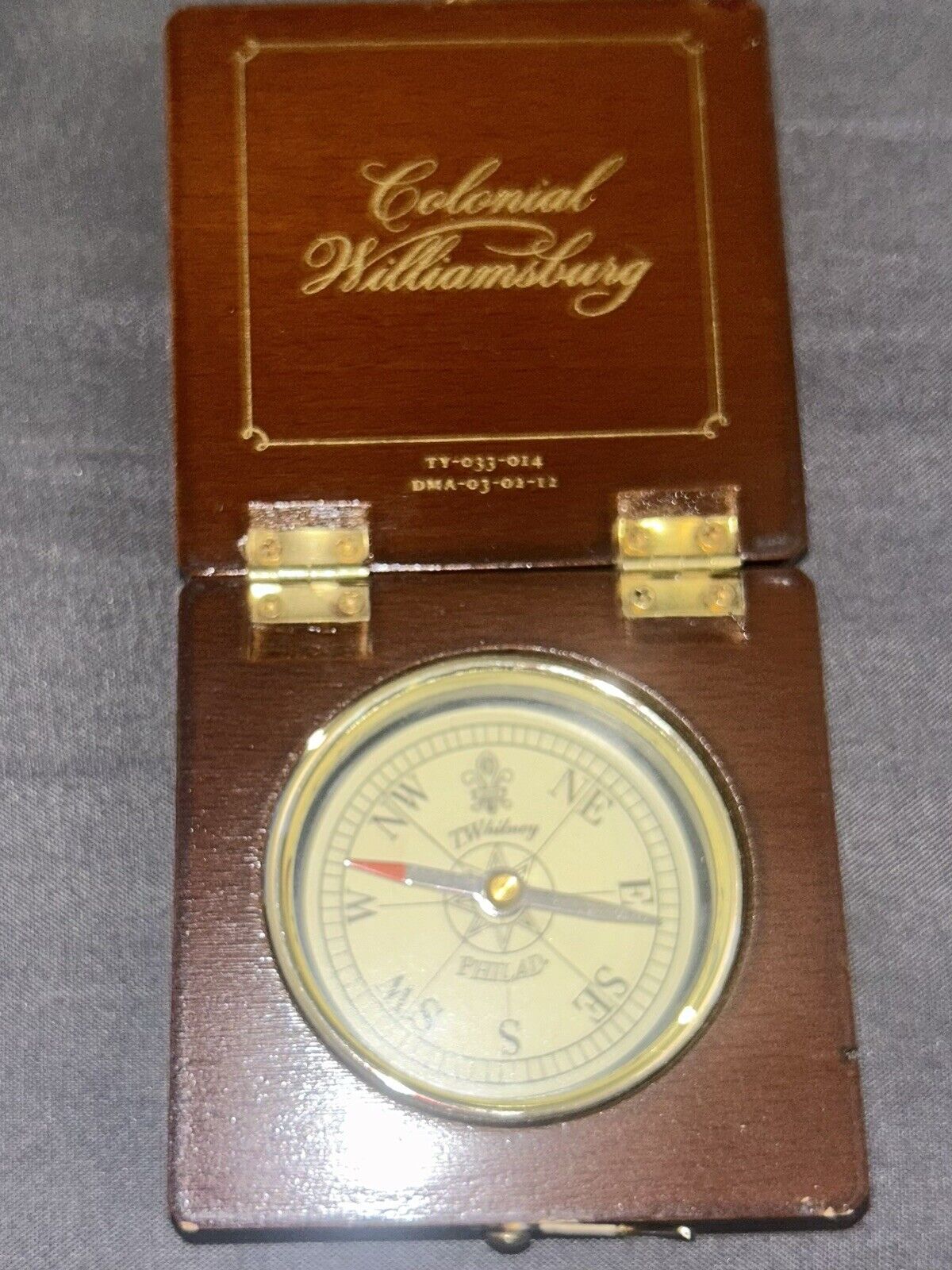 Vintage Rare Souvenir Colonial Williamsburg Virginia Wood-encased Latch Compass