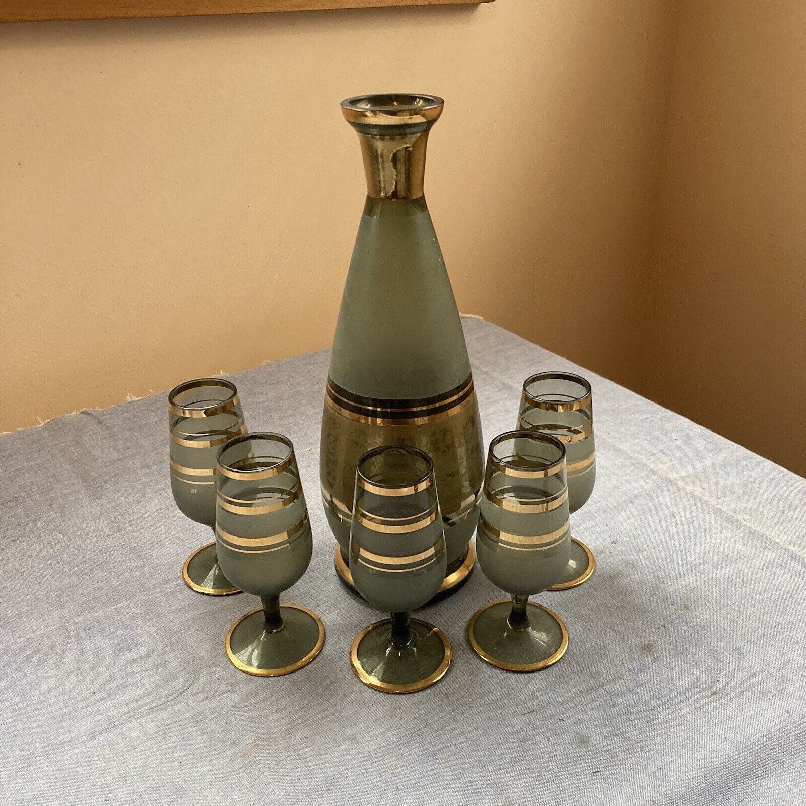 Vintage Frosted Smoke With Gold Accents Decanter w/5 Matching Glasses No Stopper