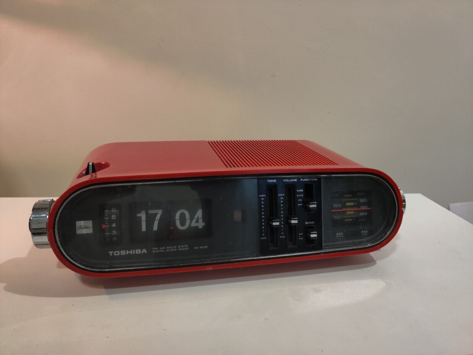 SPACE AGE DESIGN TOSHIBA FLIP CLOCK RADIO RED MADE IN JAPAN. MODEL RC 803F. 220V