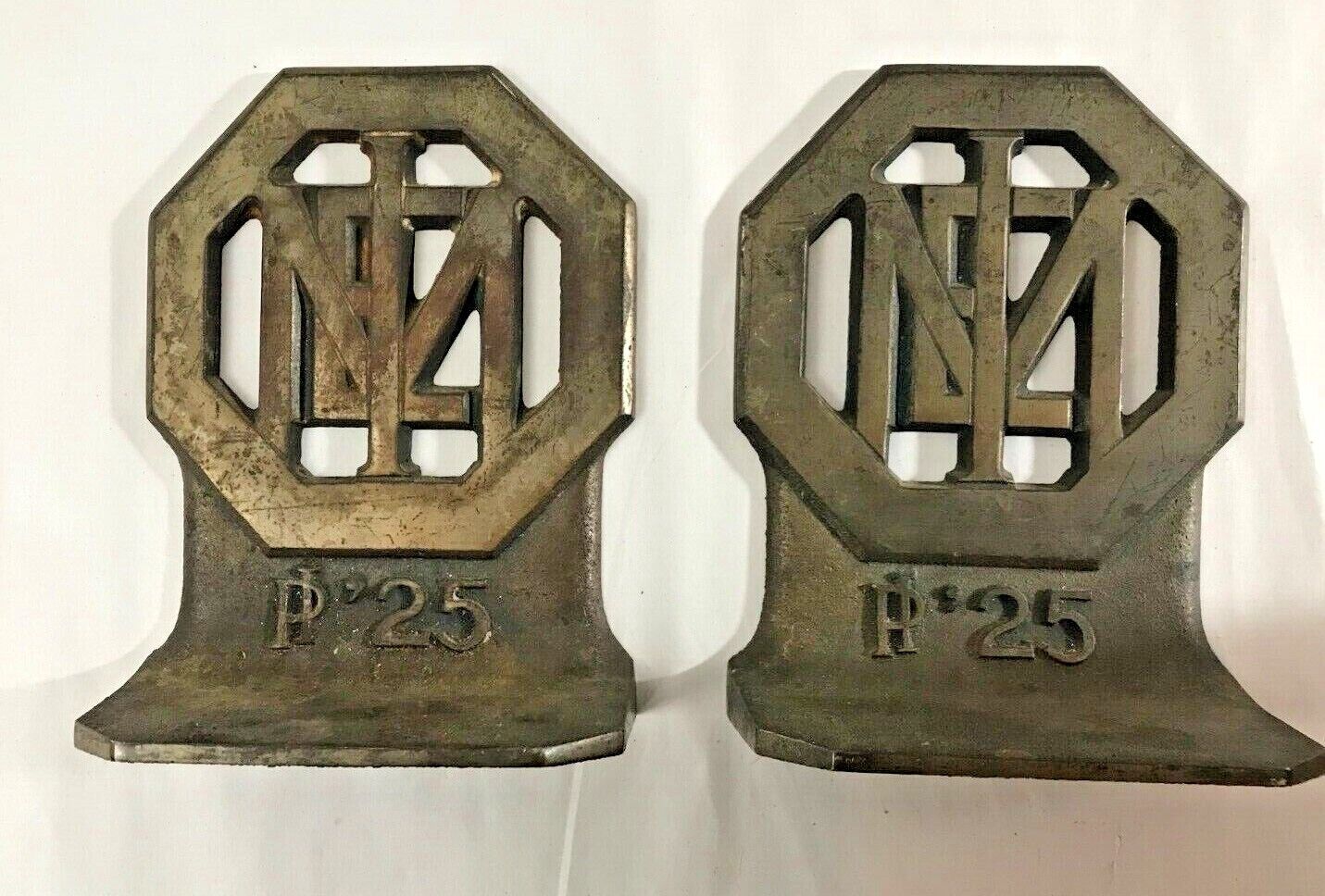 PAIR OF CAST IRON HEXAGON BOOKENDS //P 25 // M E T 