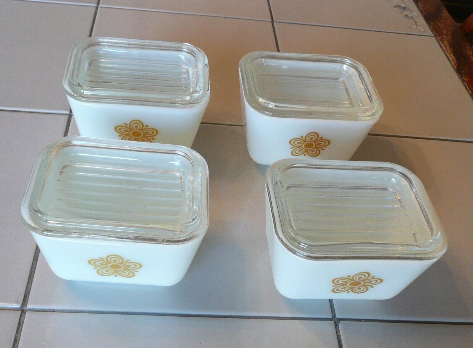 4 Pyrex Butterfly Gold 501-B 1.5 Cup Refrigerator Dishes with 501-C glass lids
