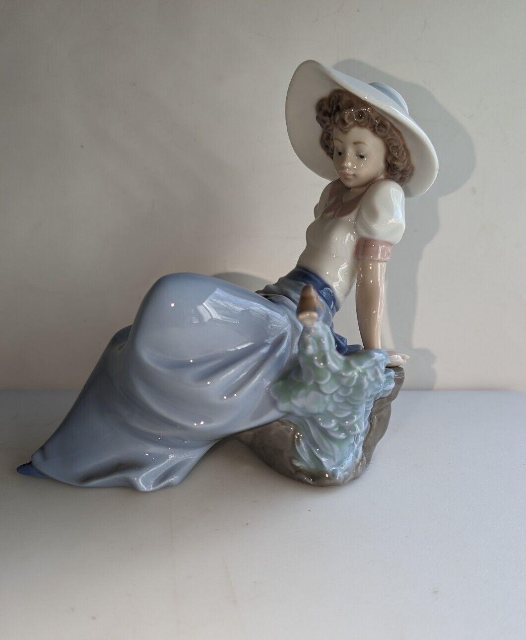 NAO by Lladro Girl Figurine # 1042 \