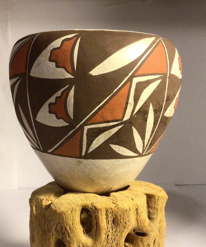 Native American Laguna pot by Mirium Davis 3 1/4”H 3 3/4” W