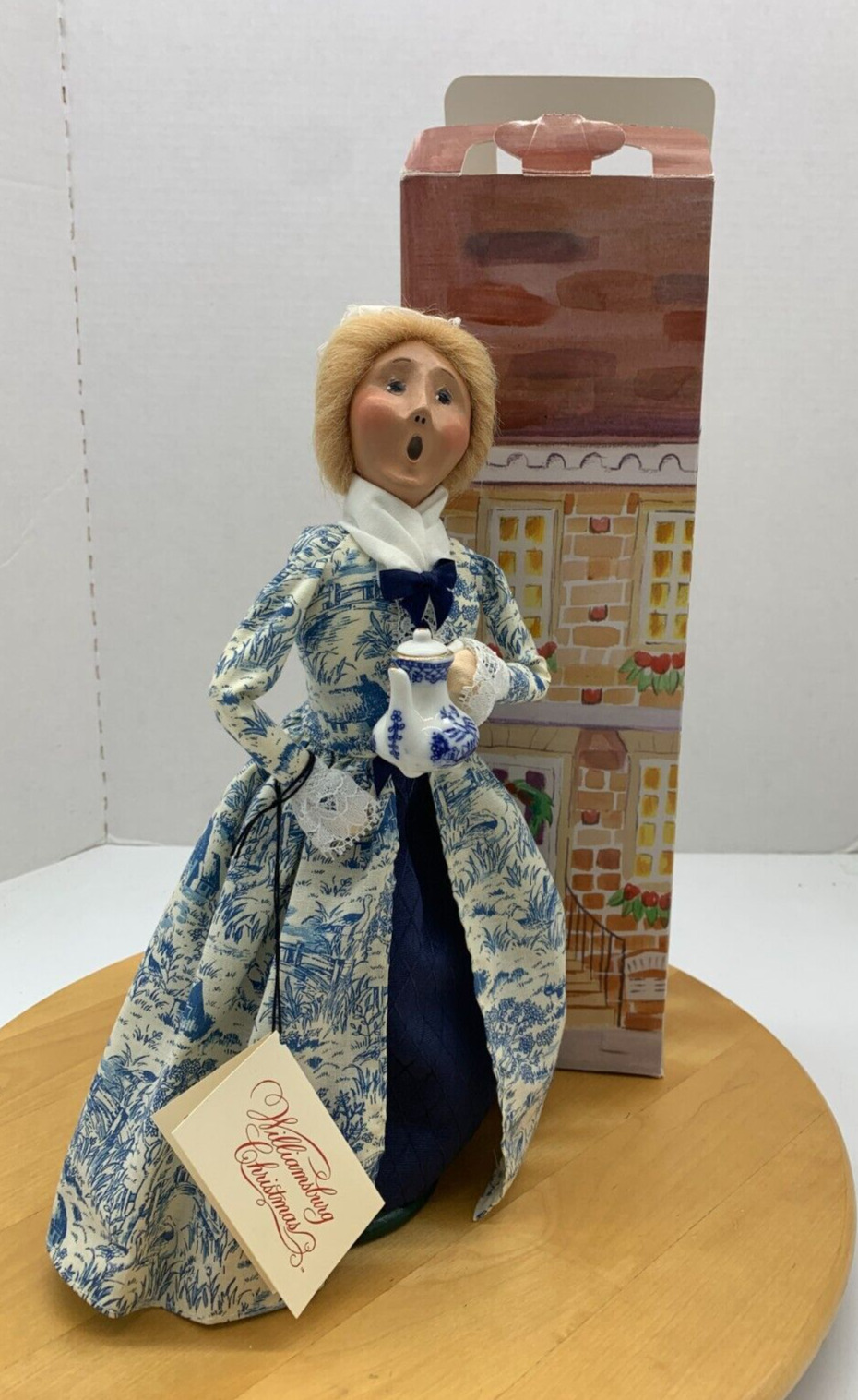 Byer\'s Choice Ltd. ~ 2001 Colonial Williamsburg Woman with A Tea Pot