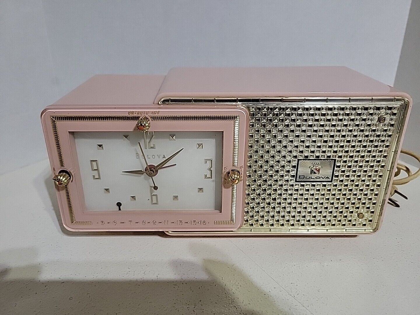 Antique Bulova Model 120 Vacuum Tube Clock Radio (And It\'s Pink) NOT WORKING 