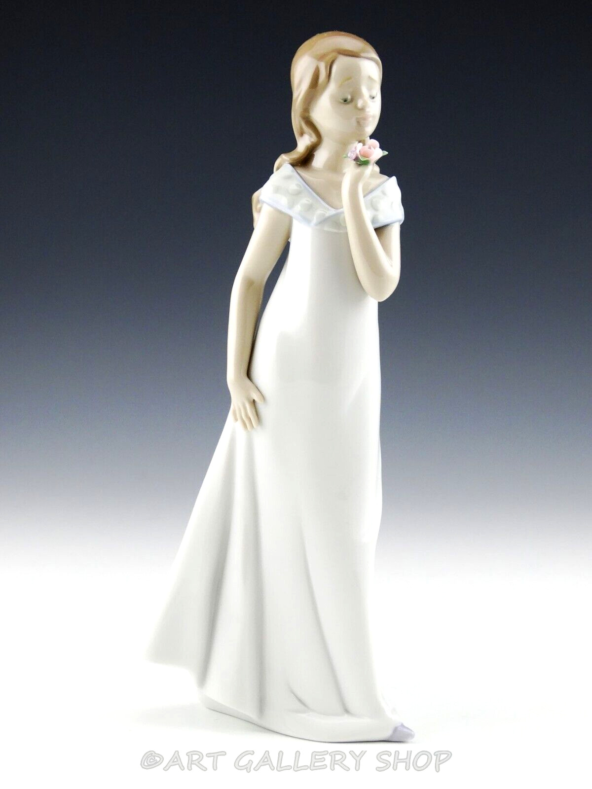 Lladro Figurine A SPECIAL OCCASION 2006 EVENT CREATION GIRL & FLOWERS #8213 Mint