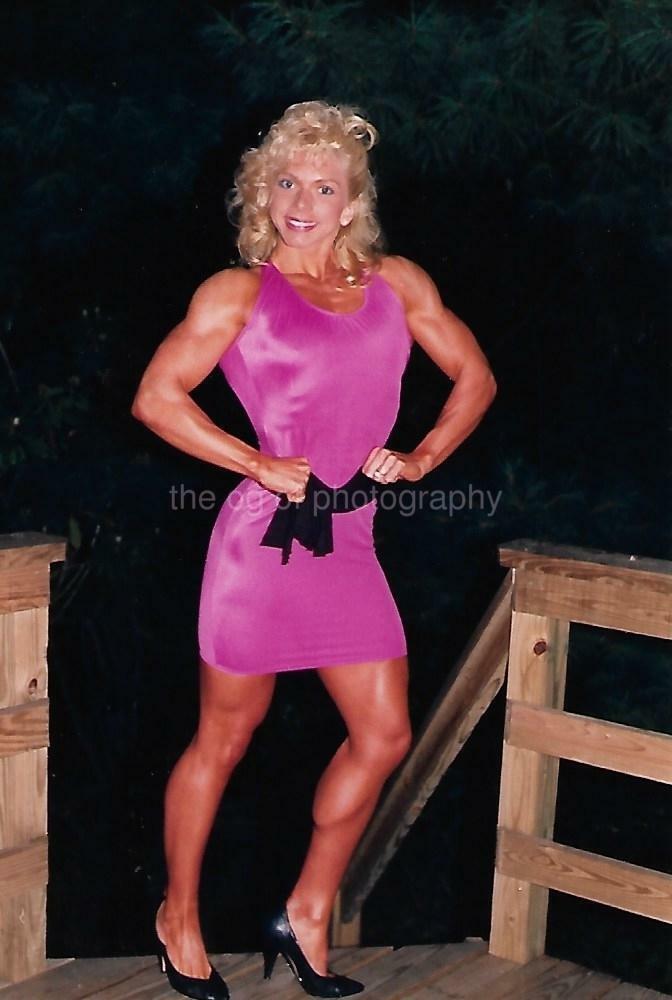 VERY PRETTY WOMAN 80's 90's FOUND PHOTO Color MUSCLE GIRL Original EN 17 20 C