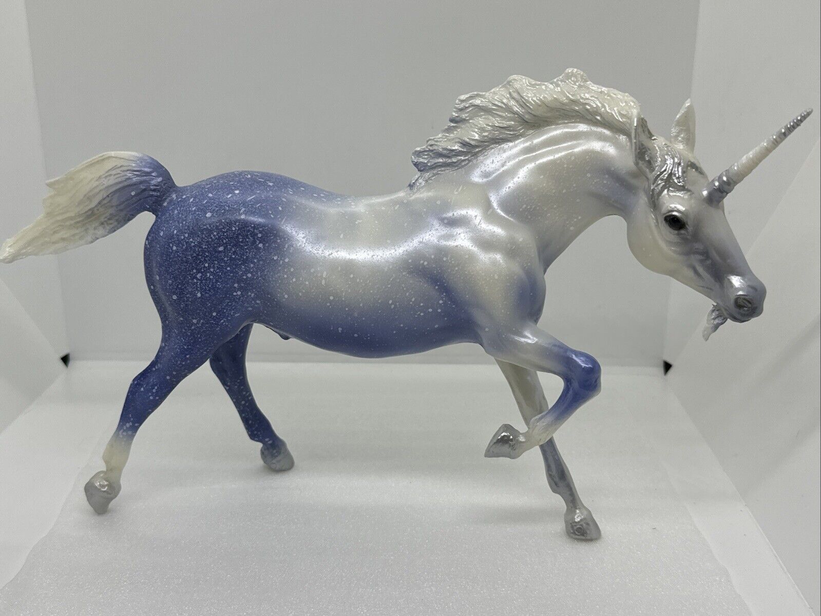 BREYER HORSE STARDUST BLUE PEARL UNICORN FIGURE #1146 TRADITIONAL RETIRED