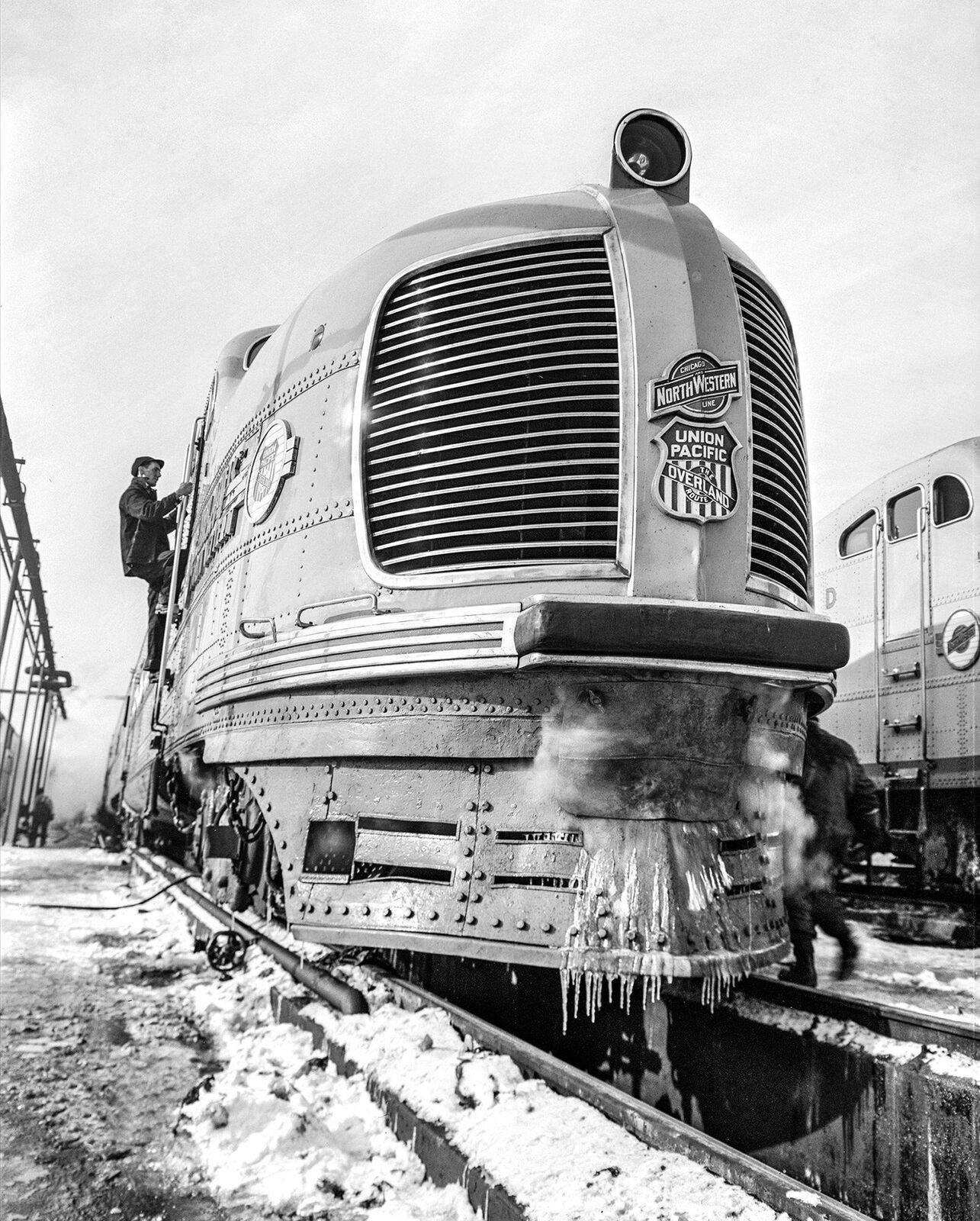 1942 Chicago and North Western Railroad Streamliner Photo  (228-D