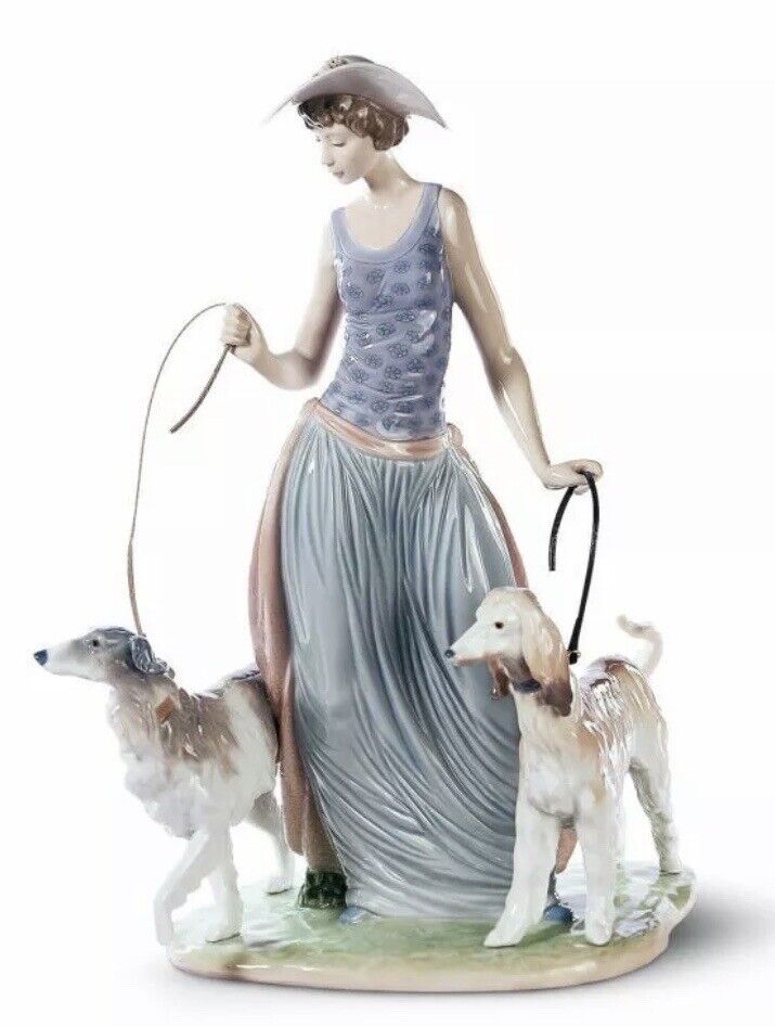 Lladro Elegant Promenade Figurine (5082) **New In Original Box And Stored**