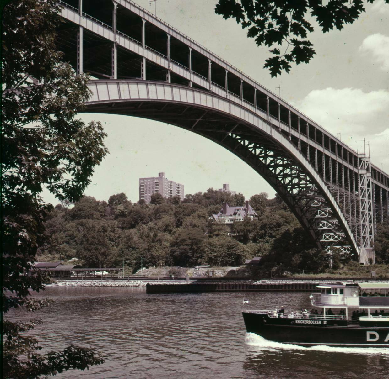 LC16-01  HENRY HUDSON BRIDGE  Orig 2x2 Transparency NYC 1957  KNICKERBOCKER BOAT