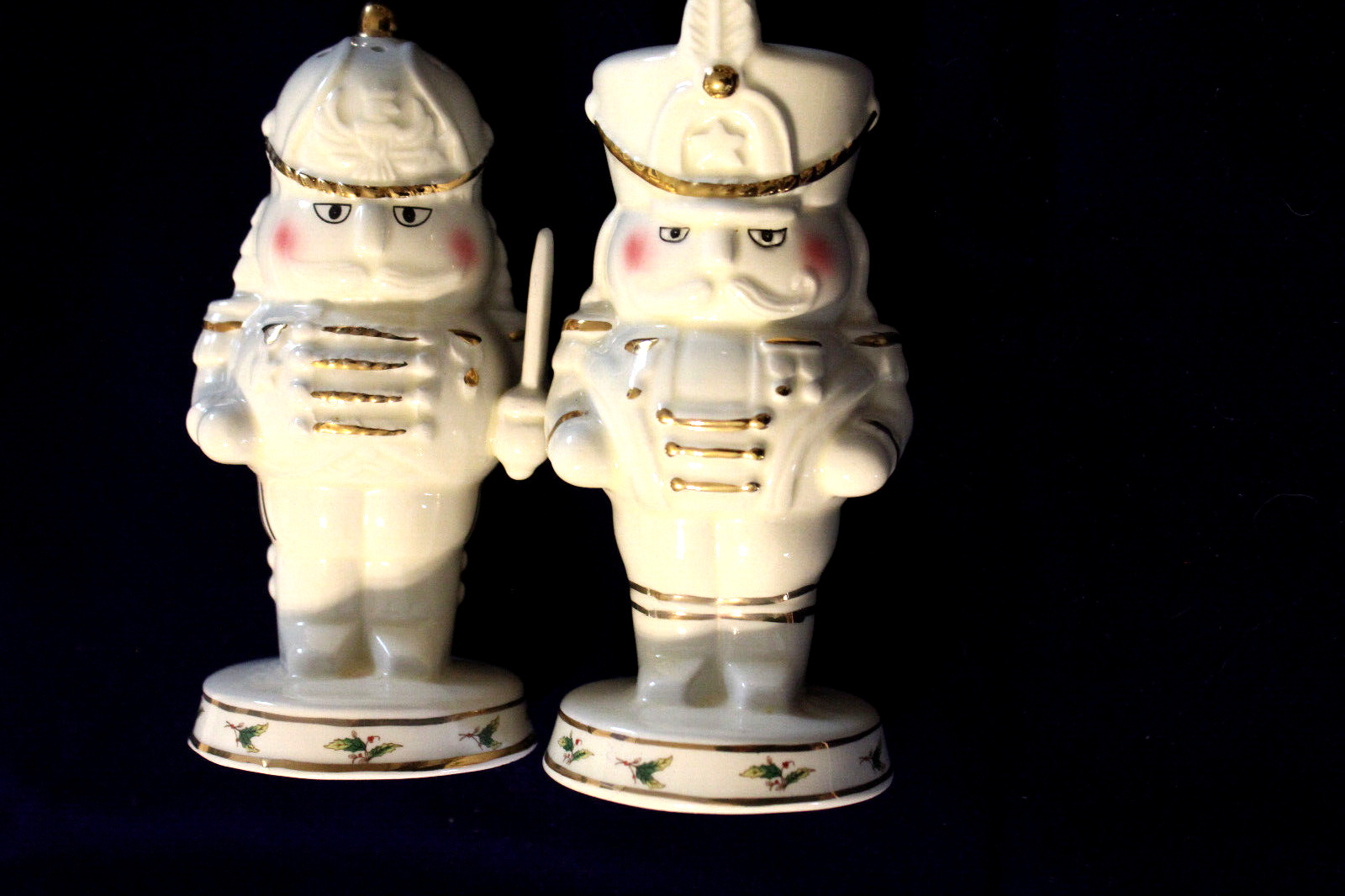 HOLLY HOLLIDAY CREAMIC SALT & PEPPER SHAKERS WHITE WITH GOLD TRIM