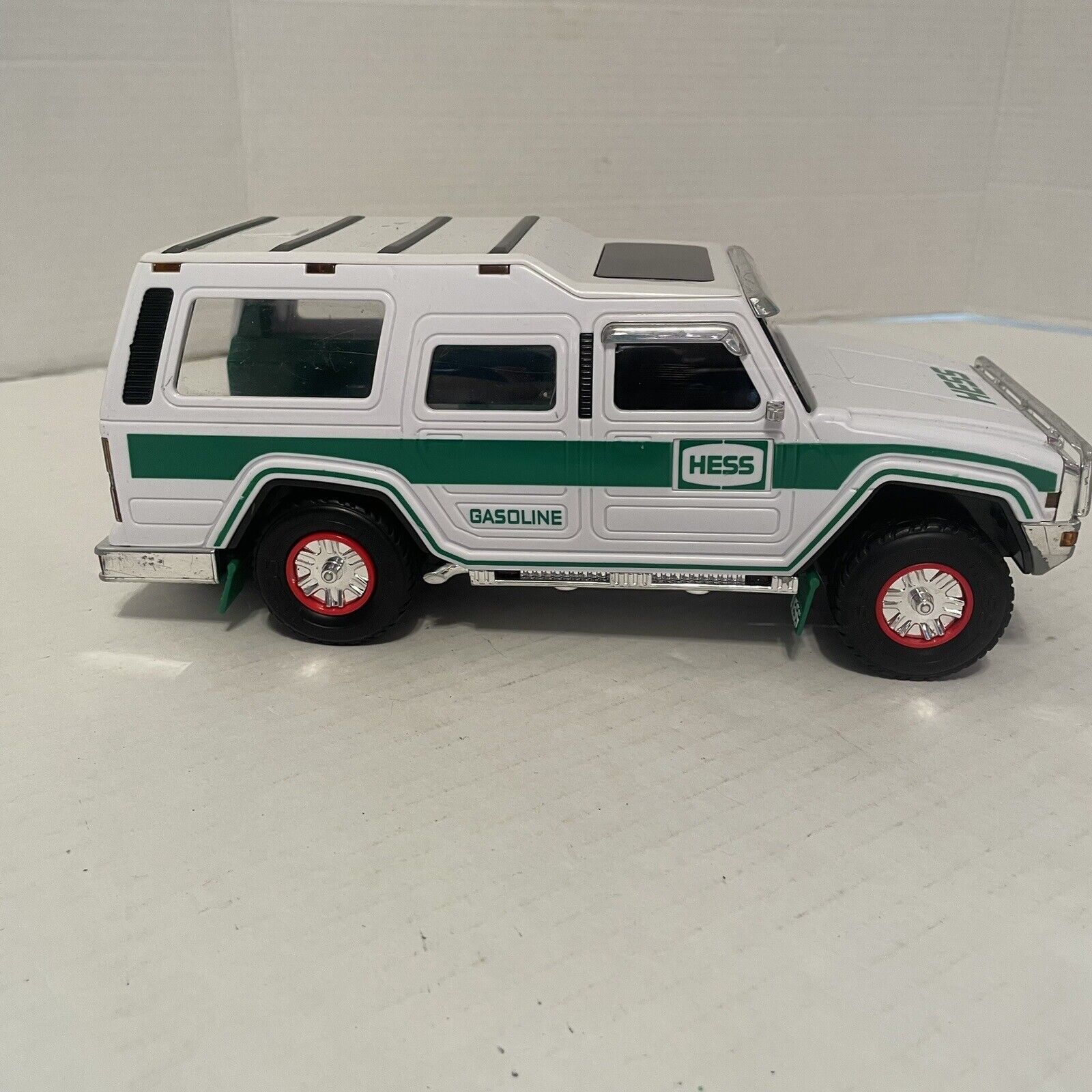 40th Anniversary Hess Toy Truck  2004 White Green Sports Utility