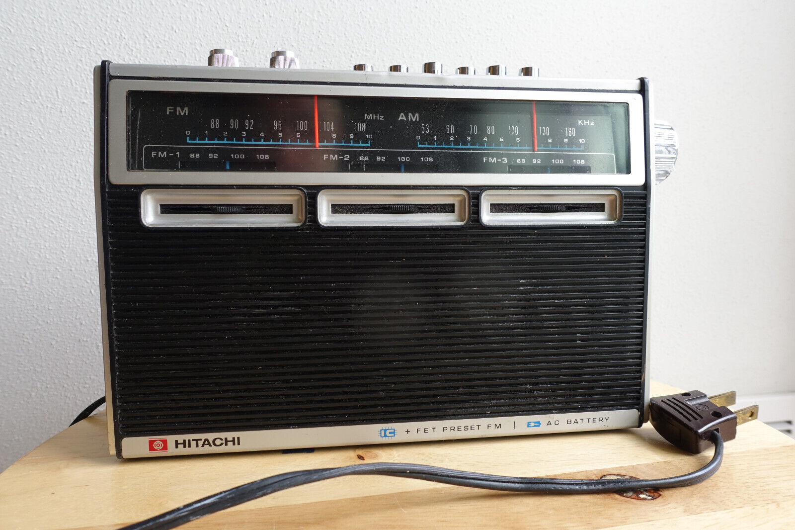 Vintage Hitachi  FM AM Transistor Radio KH-1055H