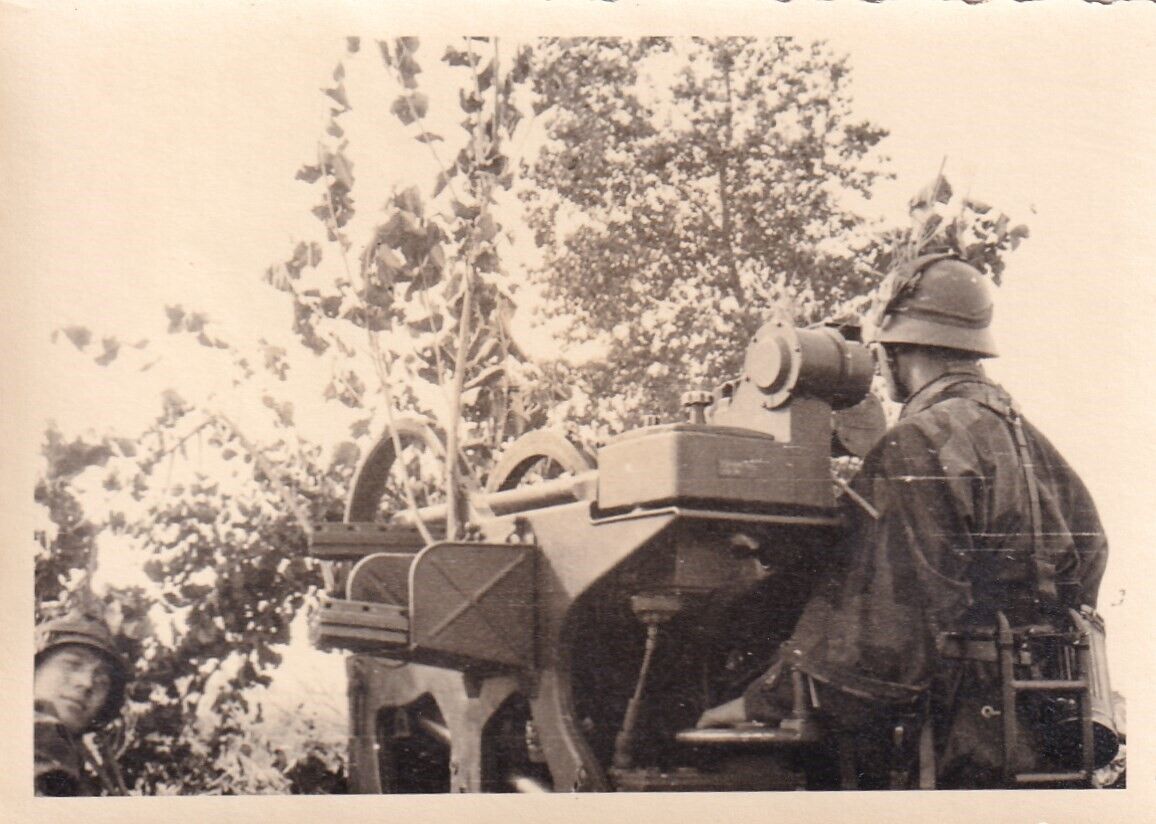 Original WWII Photo GERMAN FLAK ANTI-AIRCRAFT GUN & GUNNER in CAMO SMOCK 0282