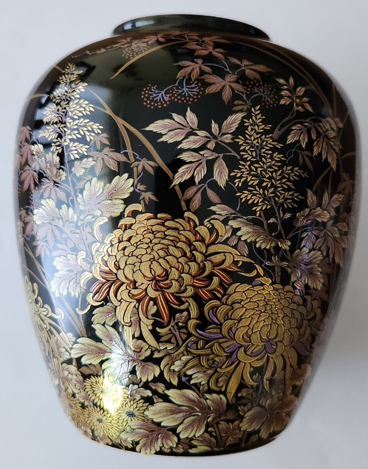 Vintage Beautiful Collectible Toyo Japanese Flower Motif Vase