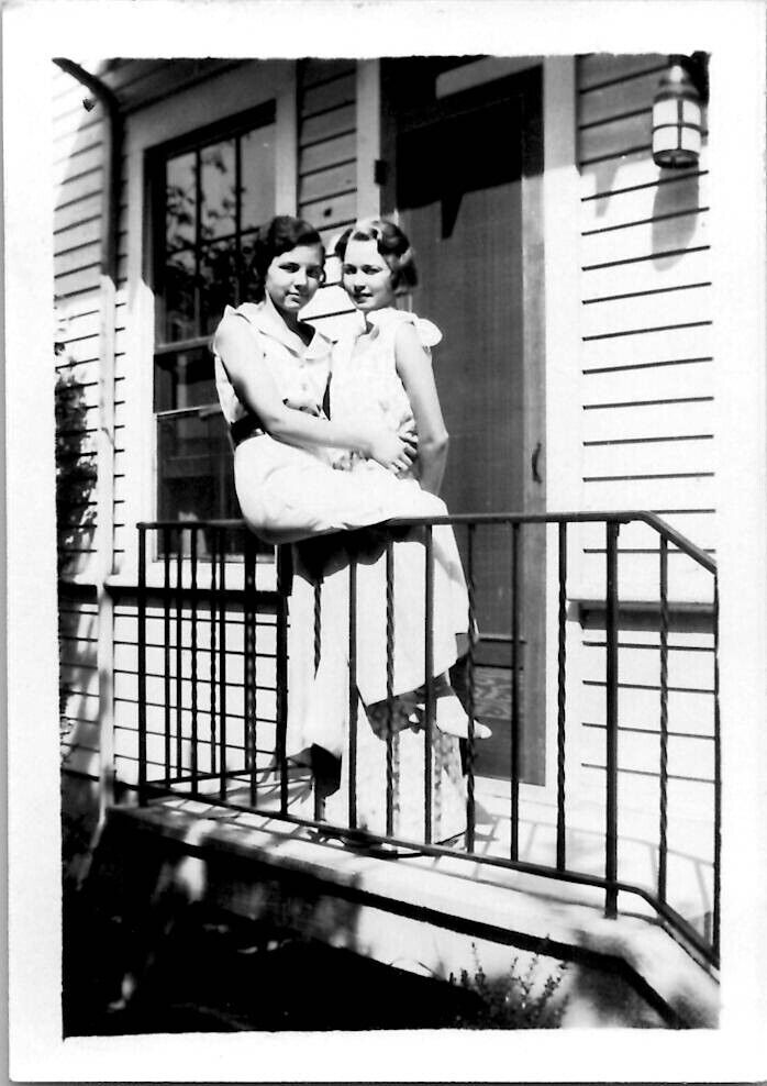 Discreet Lesbian Flapper Women Lovers Americana 1920s Vintage Photograph Gay Int