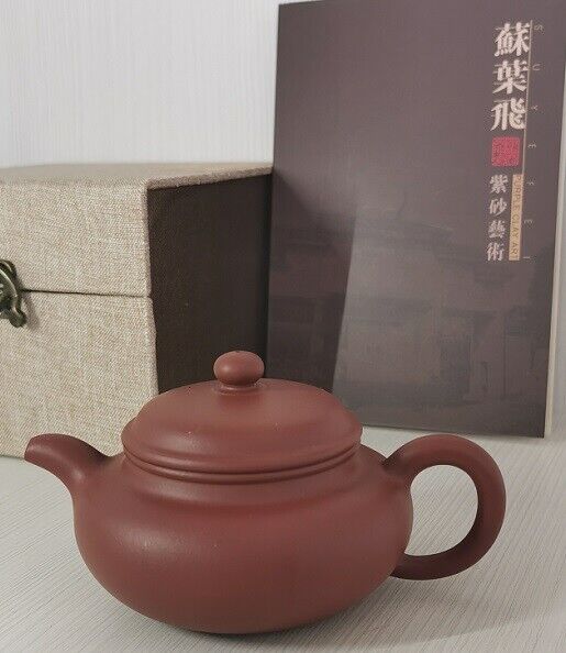 Yixing zisha/朱泥 handmade Chinese teapot 190 cc with certificate signed 国工 苏叶飞 仿古