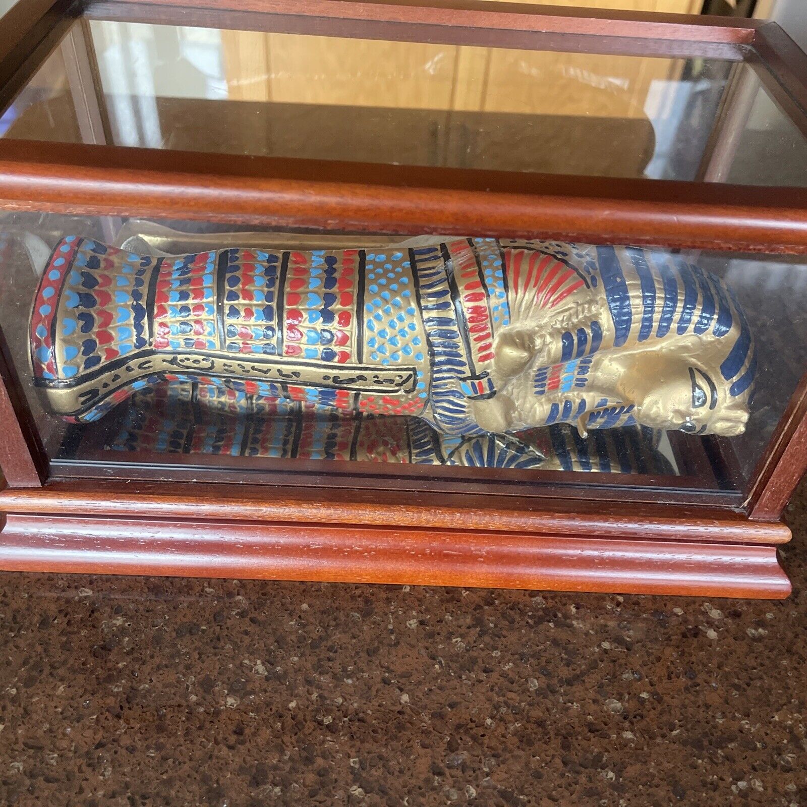King Tut Mummy Coffin Egyptian Statue Scarophagus in Display Case Franklin Mint
