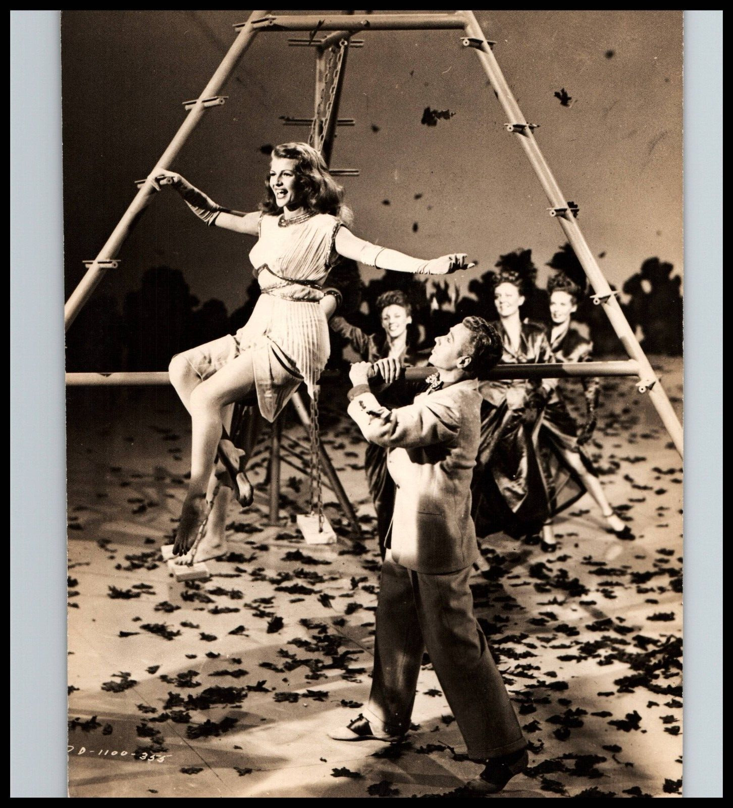 RITA HAYWORTH ALLURING POSE CHEESECAKE DOWN TO EARTH 1946 VINTAGE Photo 630