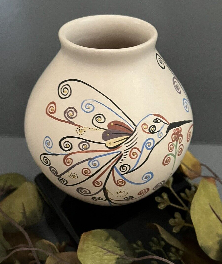Mata Ortiz Pottery Lupita Quezada White Clay Hand Painted Hummingbird Mexican