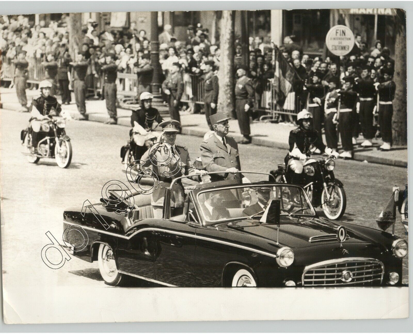 King Baudoin & De Gaulle Waving to on Crowd Champs Elysees 1961 PRESS PHOTO