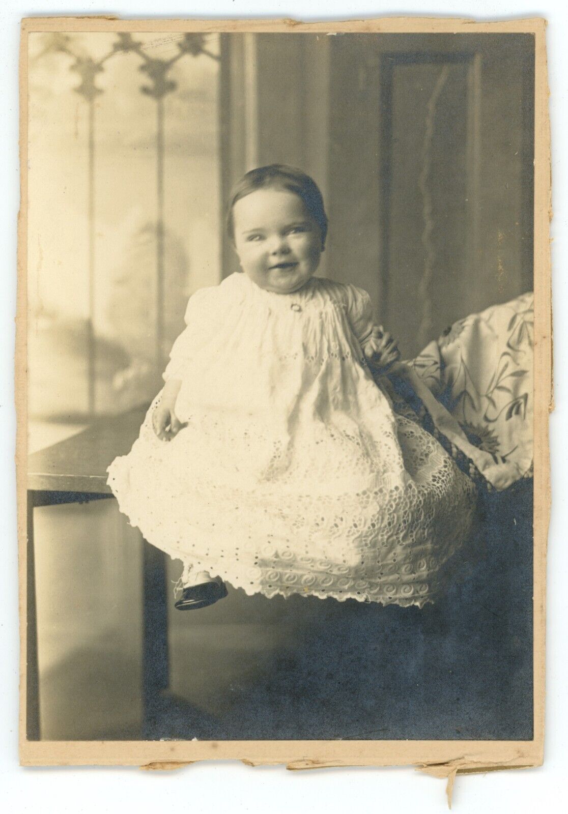 CIRCA 1880\'S ANTIQUE CABINET CARD OF ADORABLE LITTLE BABY IN WHITE DRESS SMILING
