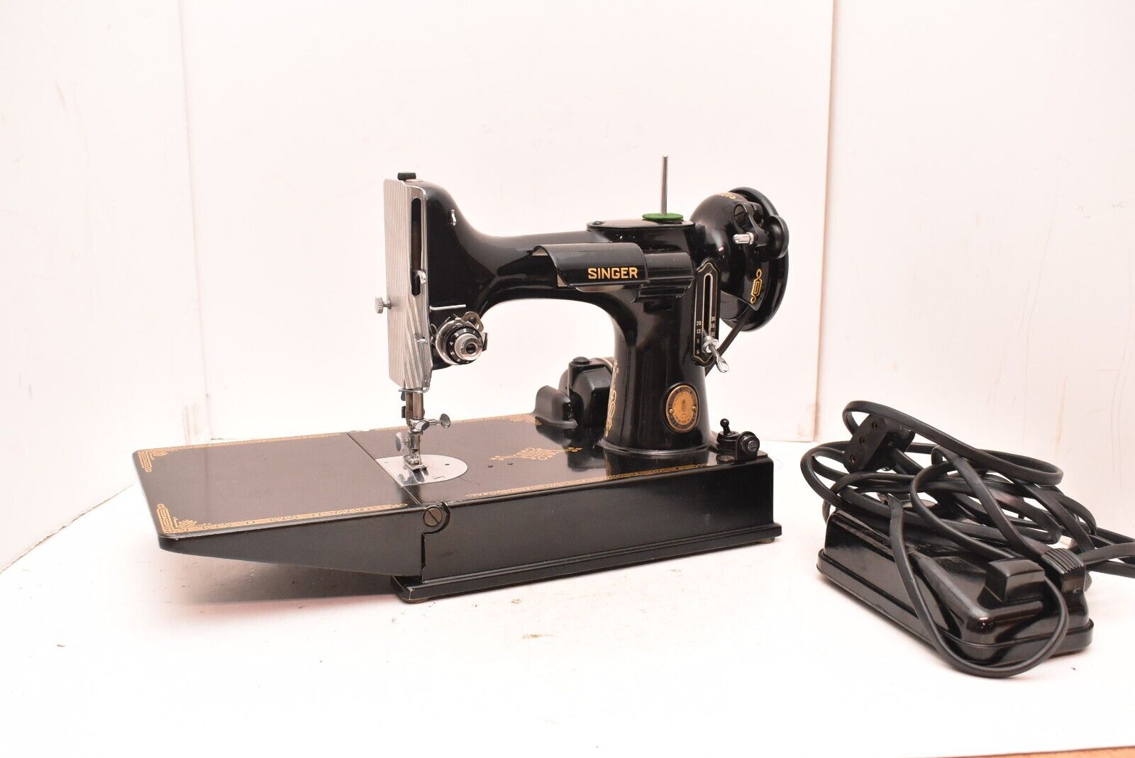 1951 SINGER 221 FEATHERWEIGHT SEWING MACHINE -With Pedal & Case Vintage.