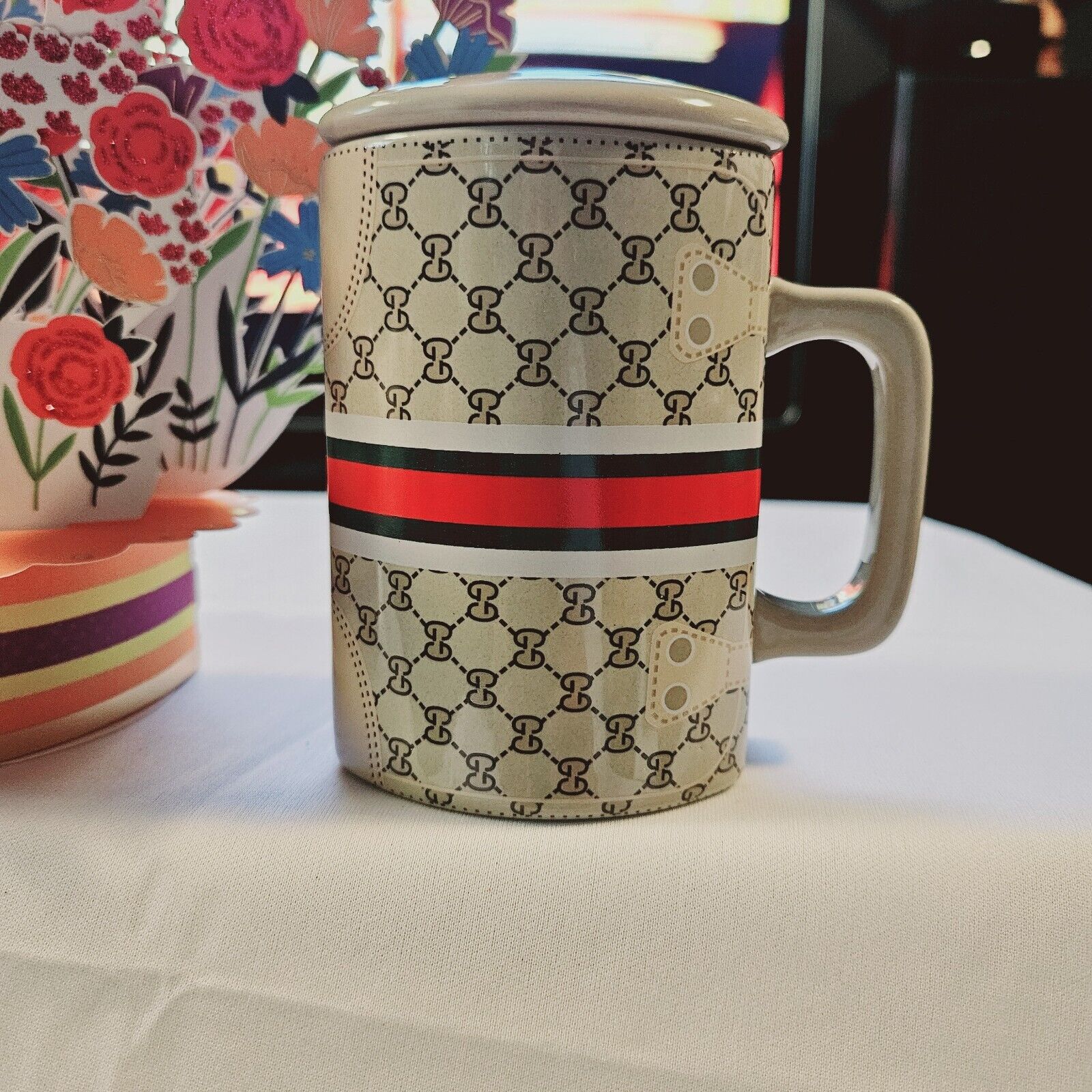 GUCCI COFFEE CUP/MUG,TEA CUP STANDARD SIZE WITH LID PORCELAIN  & COLLECTIBLES.