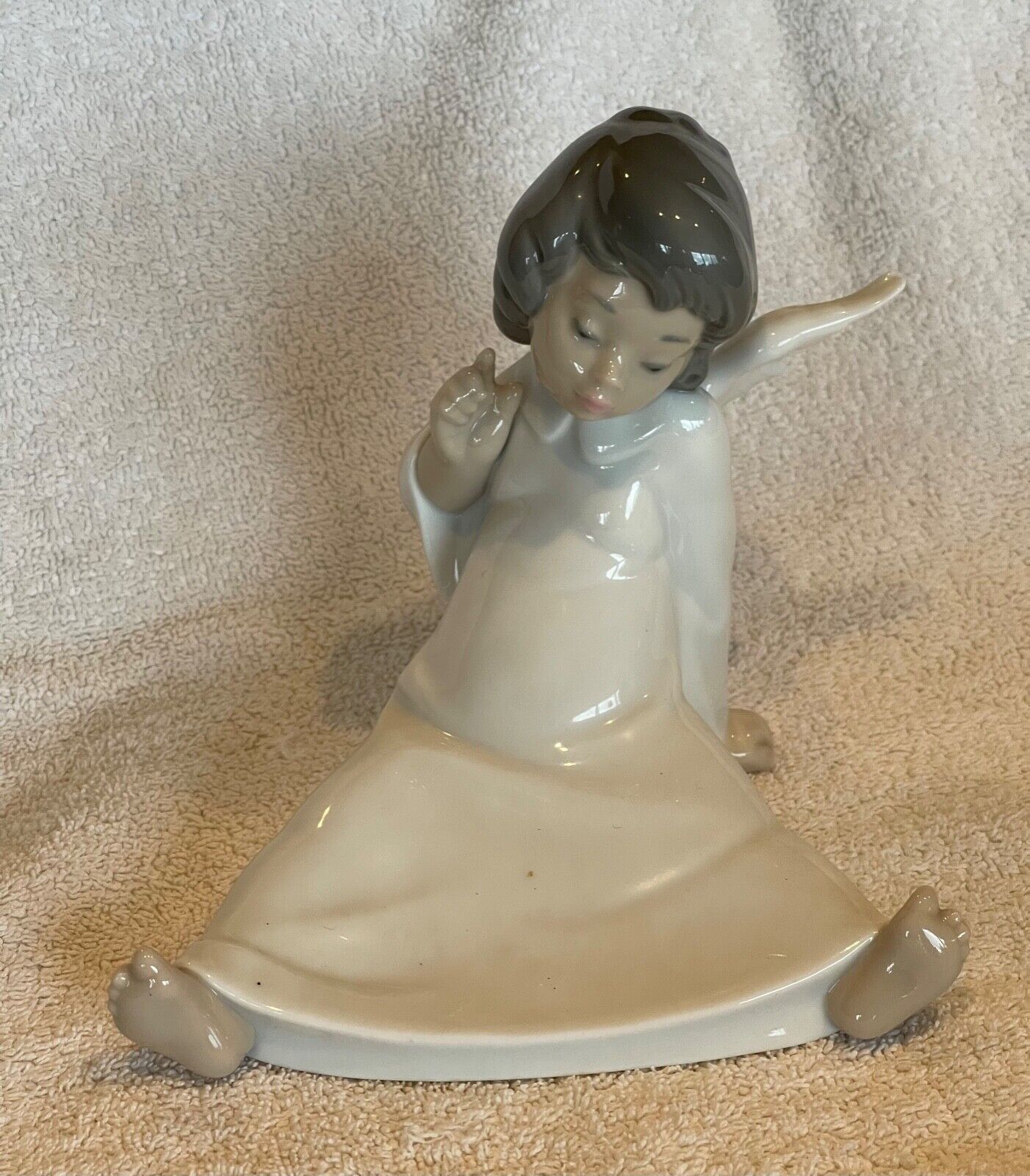 Llardro figurine, large resting dreaming girl child