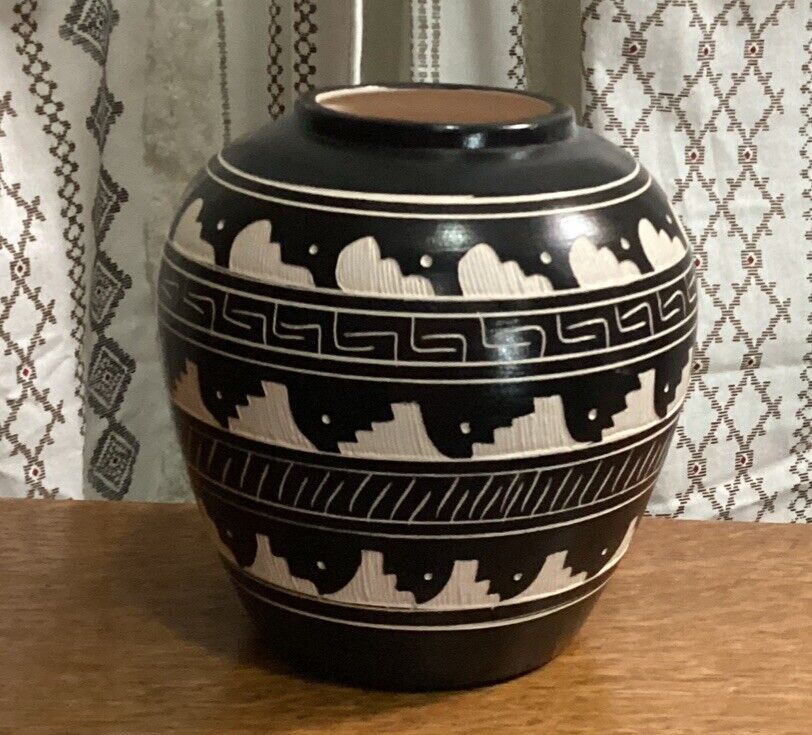NATIVE AMERICAN NAVAJO ETCHED POTTERY BY DINA LEONARD 5”x5”