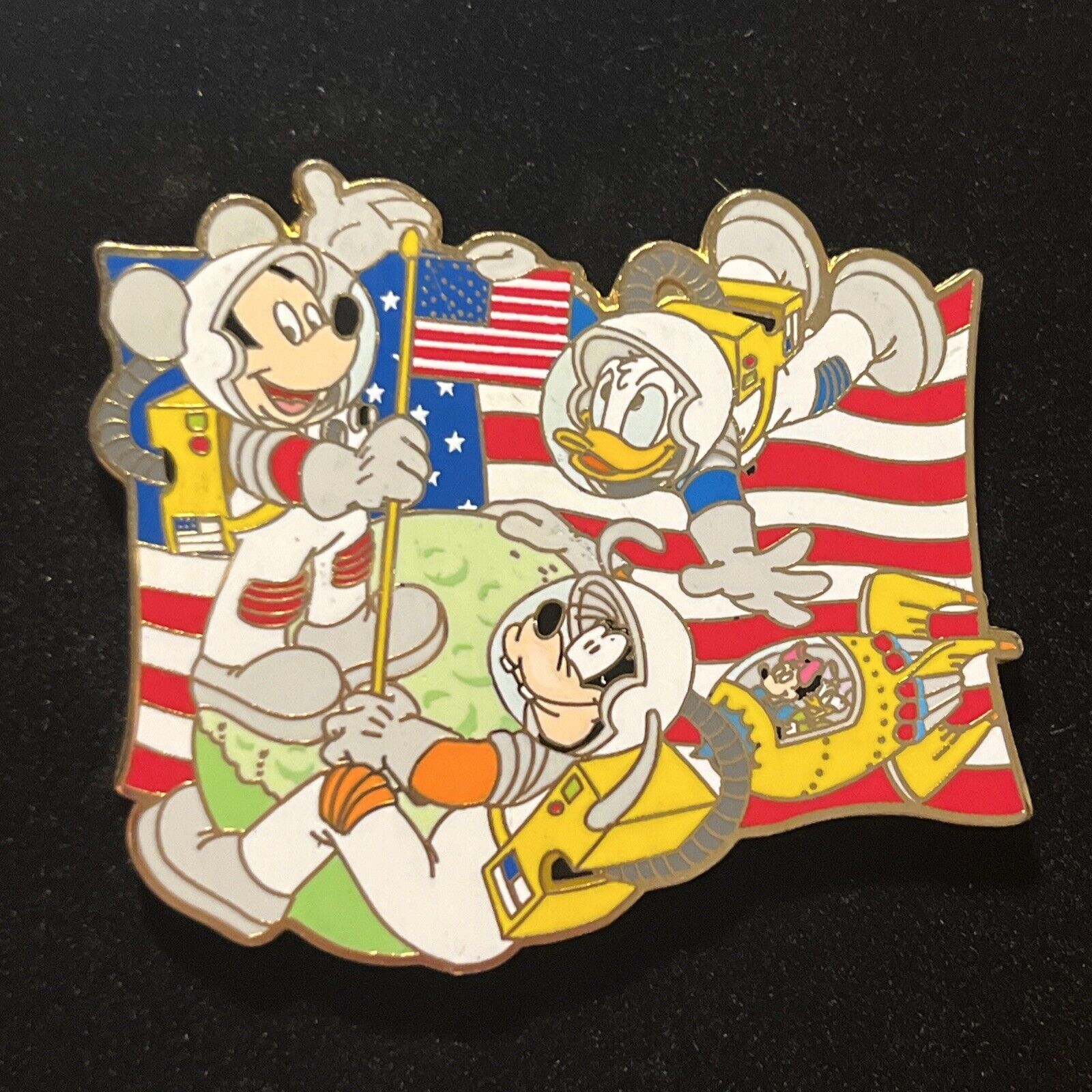 RARE DS Pin Mickey, Minnie, Donald and Goofy Astronauts Moon Flag Day PP47421
