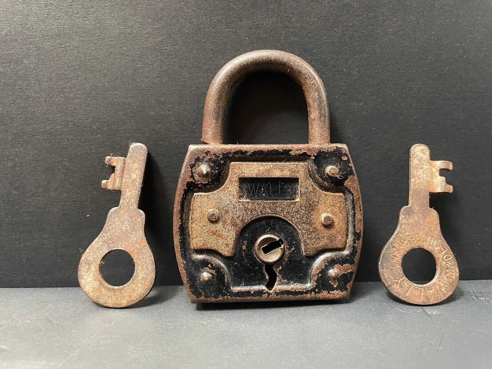 Old Vintage Rare Wally Rustic Iron Padlock With 2 Original Keys, Made In Germany