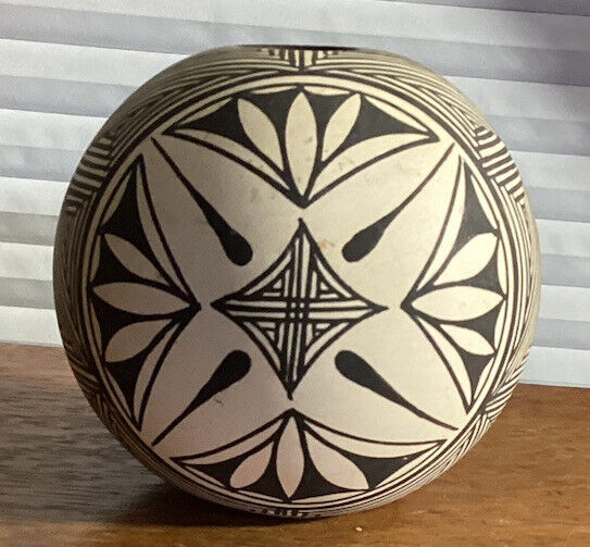 Acoma Native American Pueblo Seed Pot, Signed By Artist