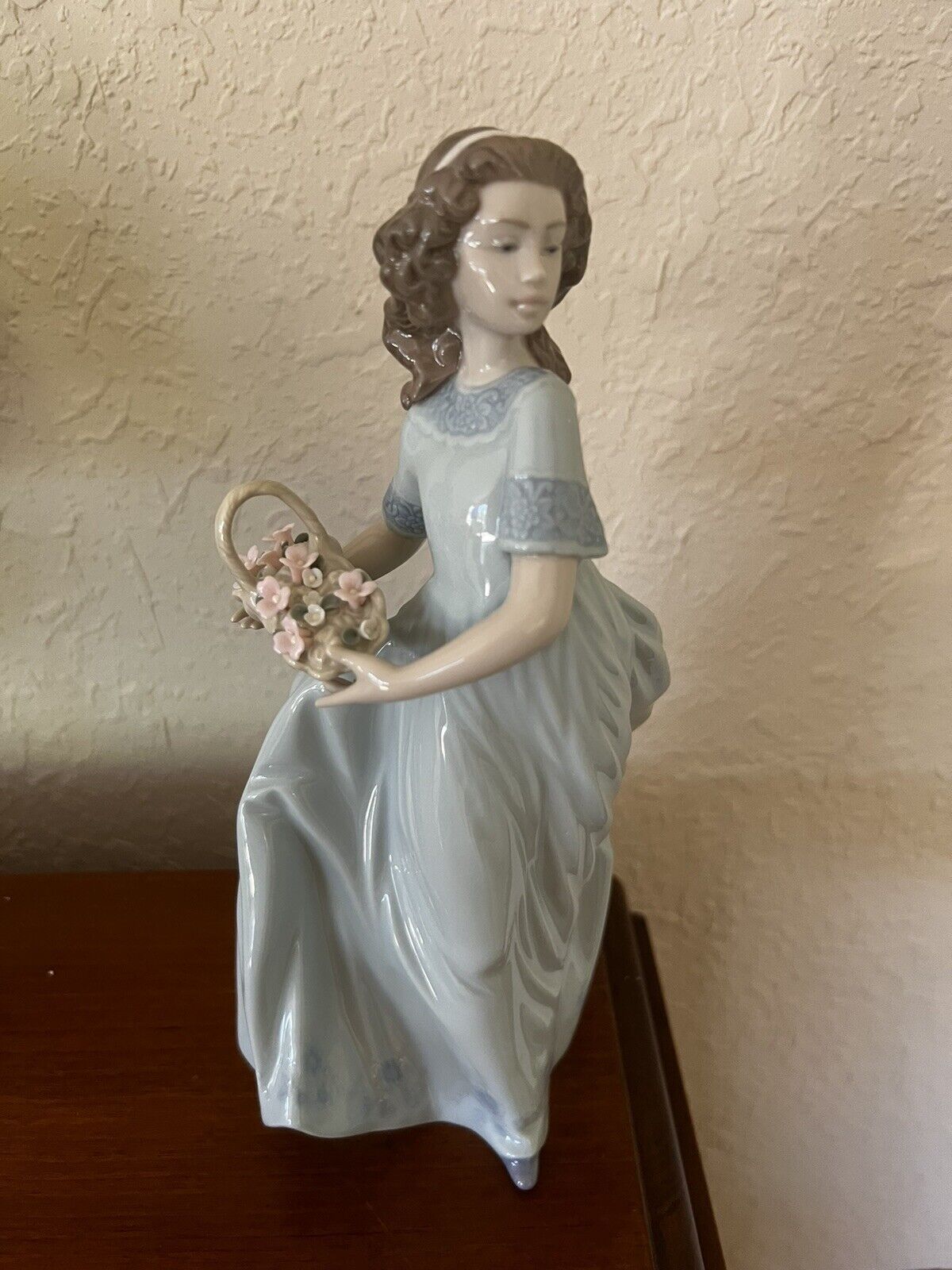 Lladro collectibles 6130 Porcelain. Spring Enchantment. Mint Condition.