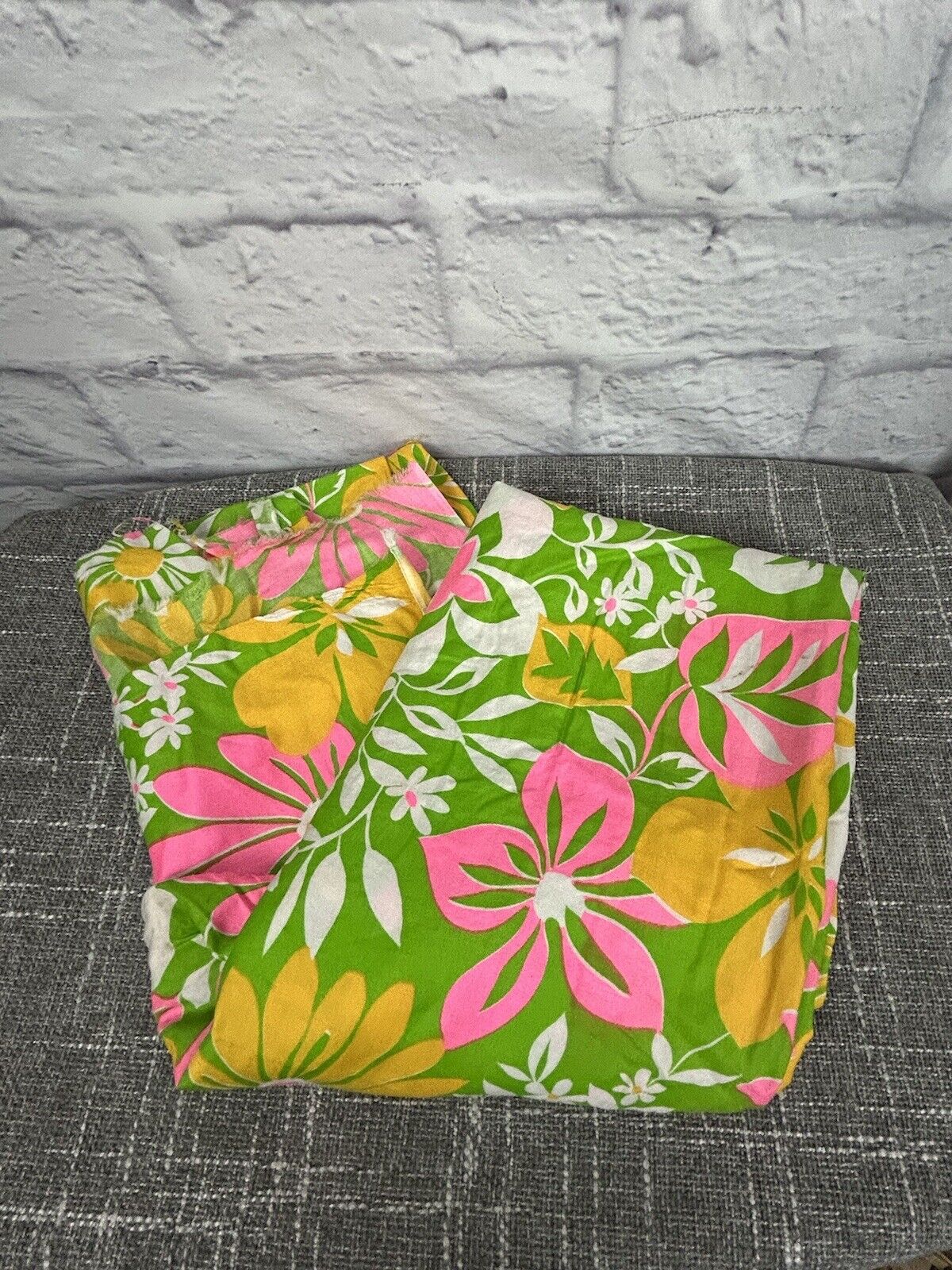 Vintage Bright Bold Material Fabric Floral Hawaiian 70s Crafts Clothing 37\