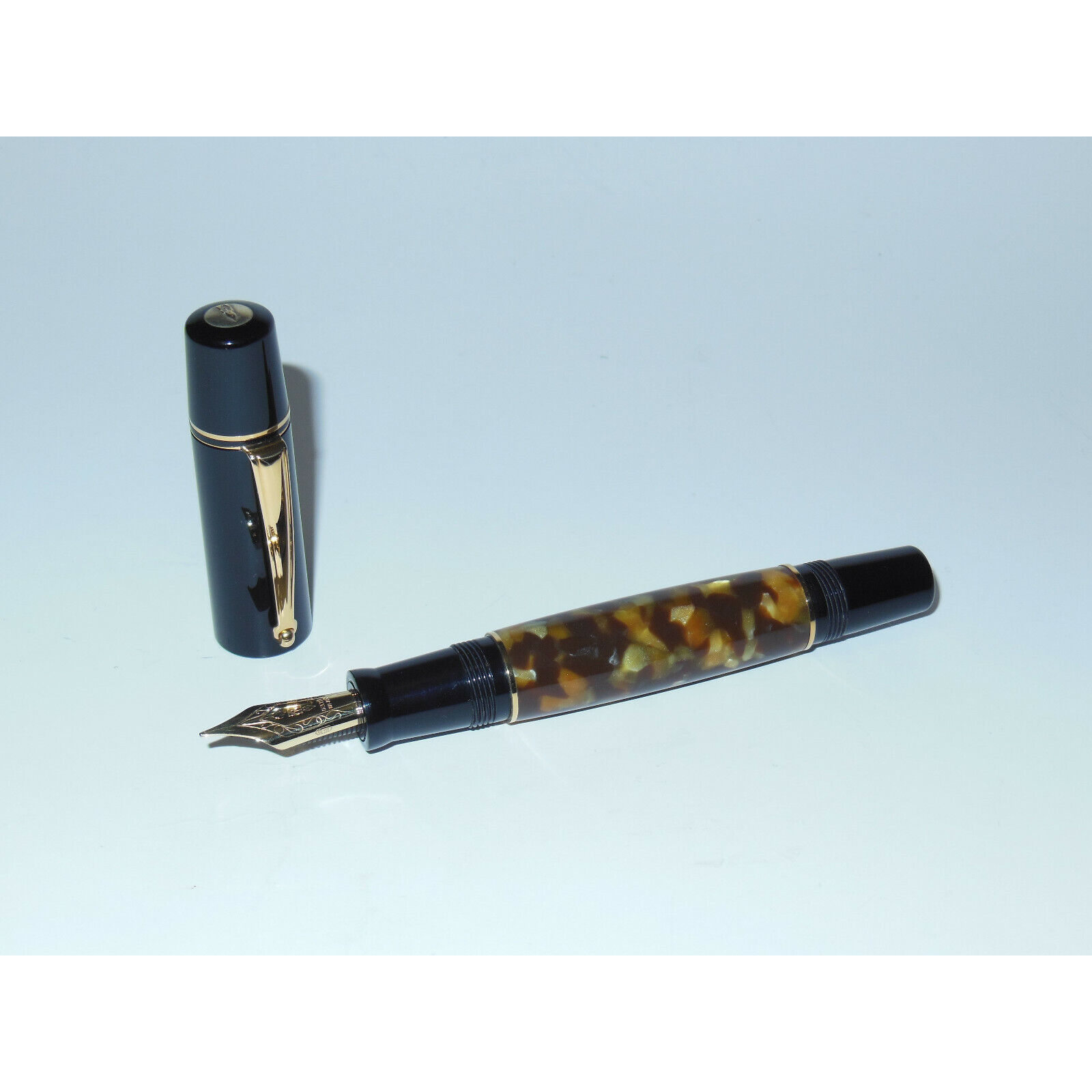 Used* Delta Parthenope Fountain Pen Tortoise Brown/Gold Trim 18K M Nib DO84006