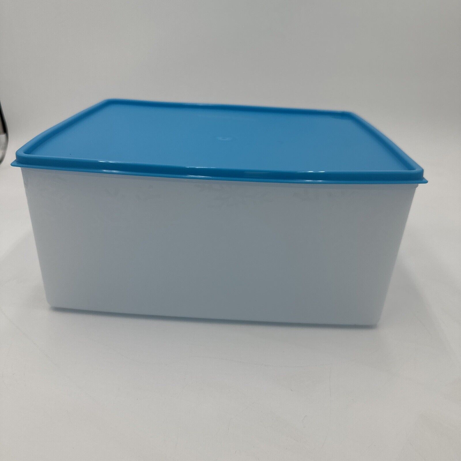 TUPPERWARE 6 L SNOWFLAKE FREEZER STORAGE CONTAINER WITH LID