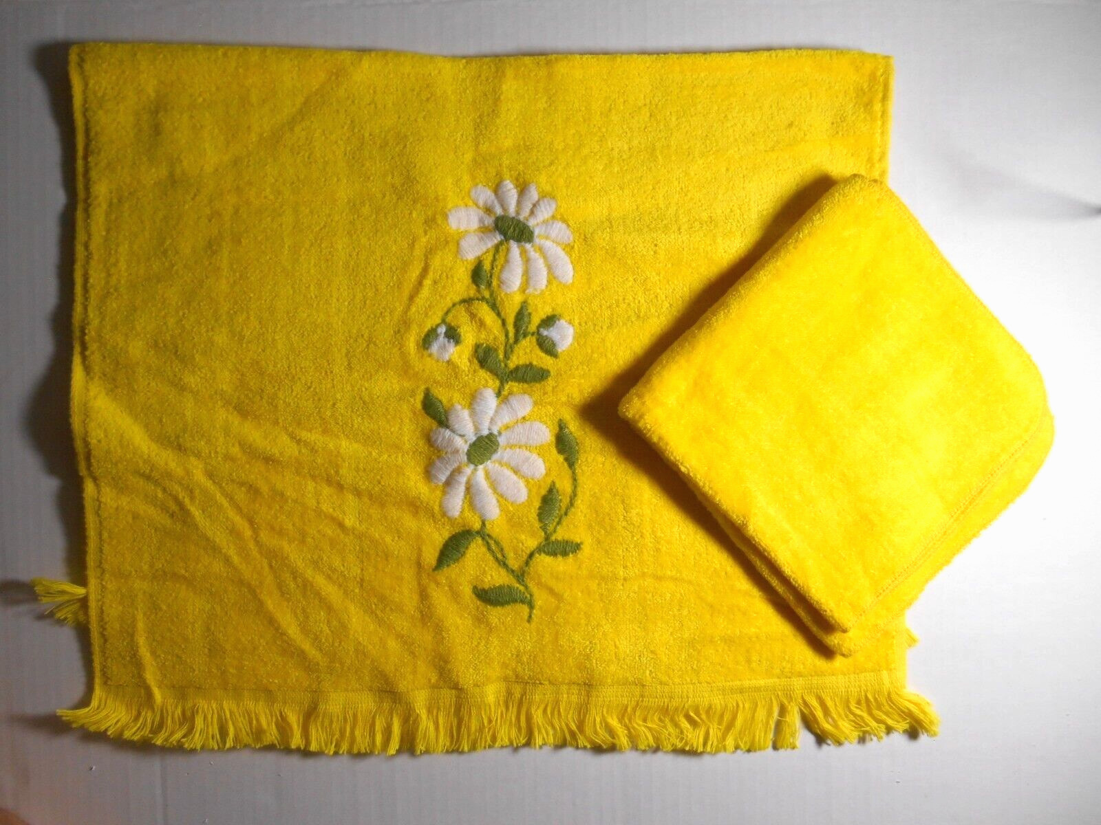 VTG Pequot White Daisy Embroidered Yellow Cotton Hand Towel & Washcloth UNUSED