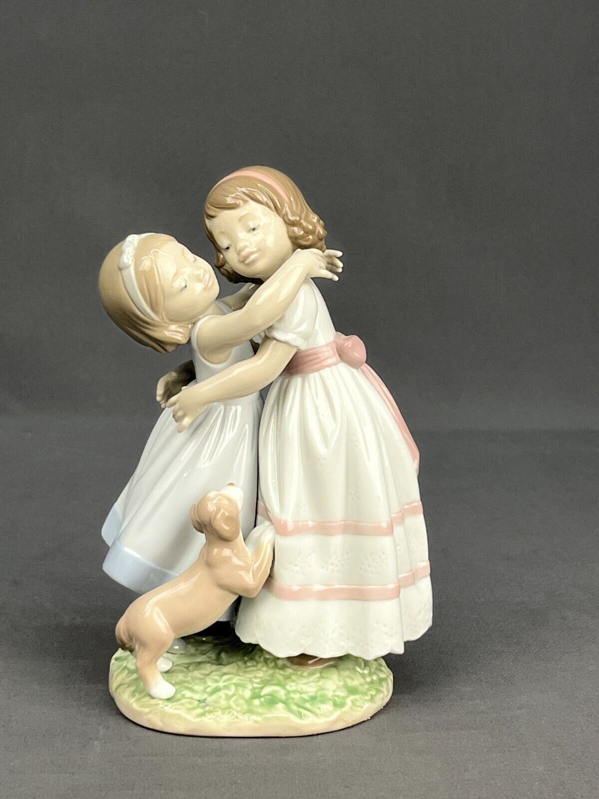 Lladro Give Me a Hug Figurine  #8046 SISTER FRIENDS GIRLS; Mint