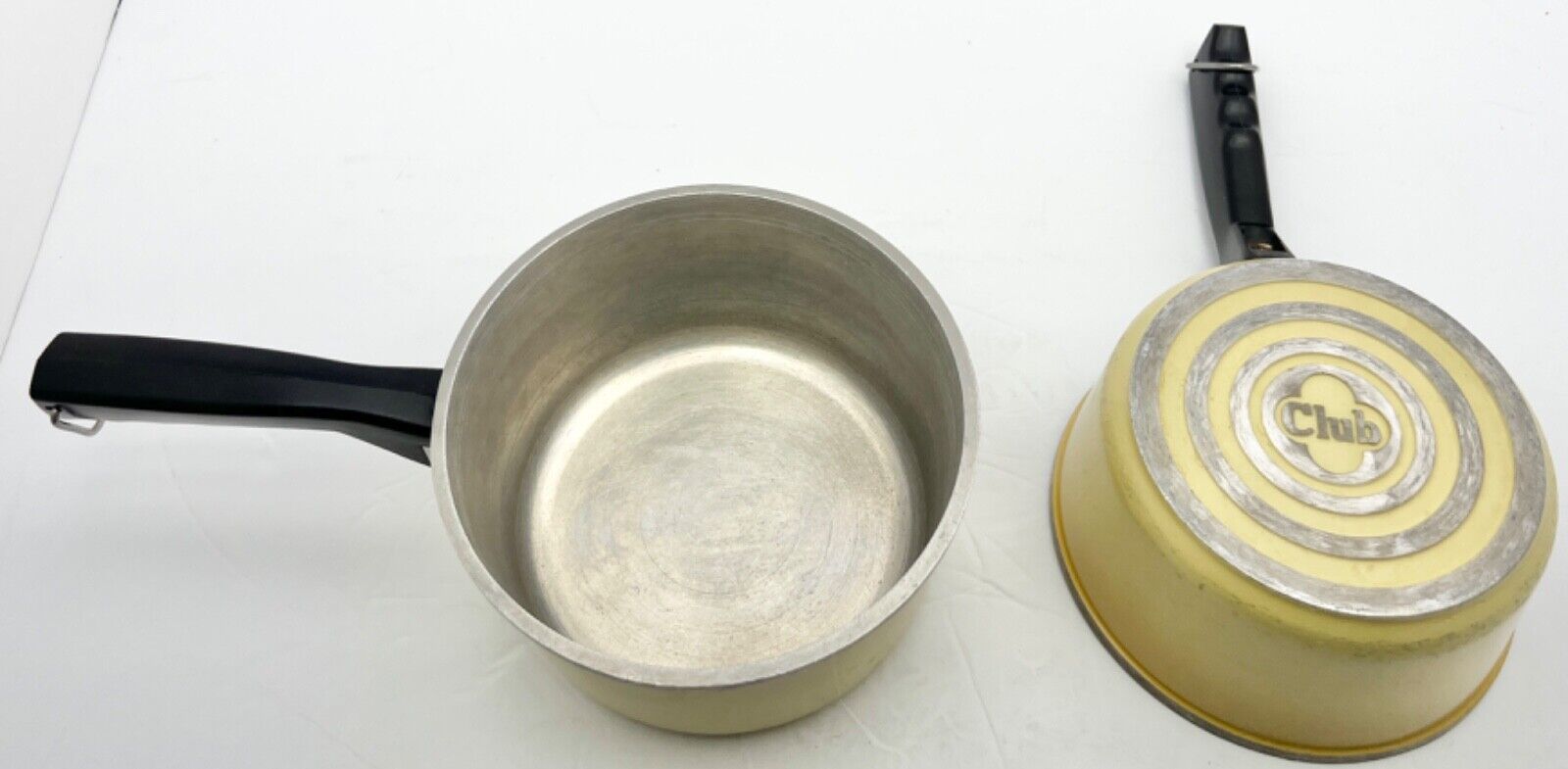 Vintage Club Cookware 1.5 Qt and 1 Qt Handled Sauce Pans Yellow (Set of 2)