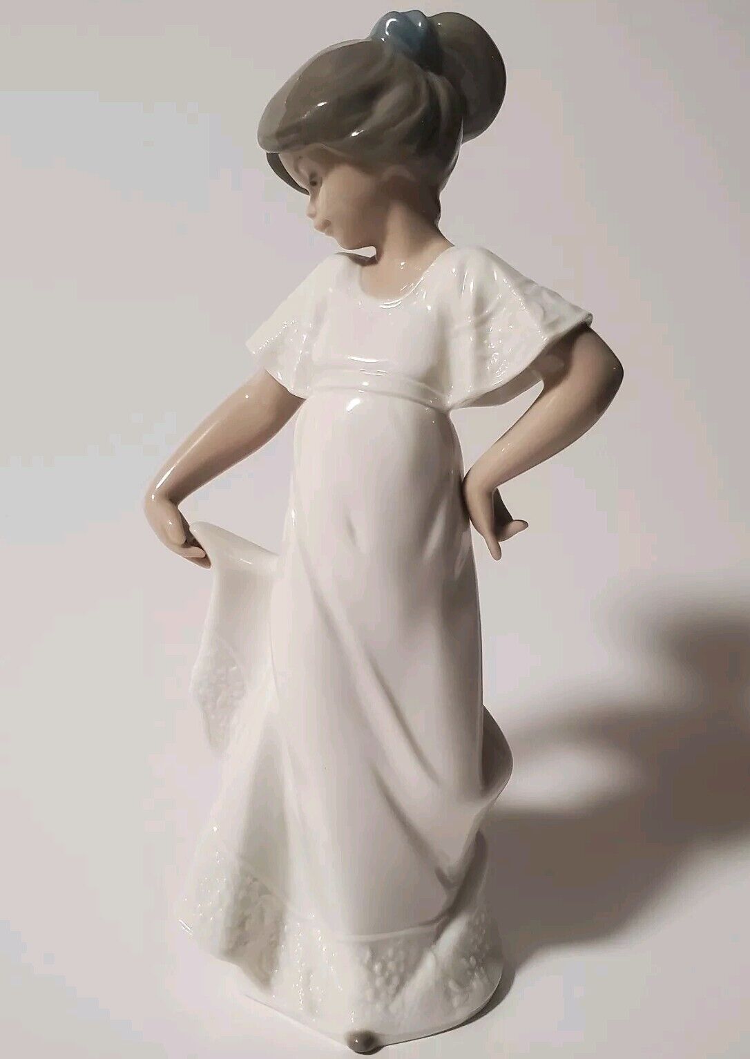 Lladro #1110 'HOW PRETTY' Young Lady Admires Dress Girl Child Pose Dance N-MINT