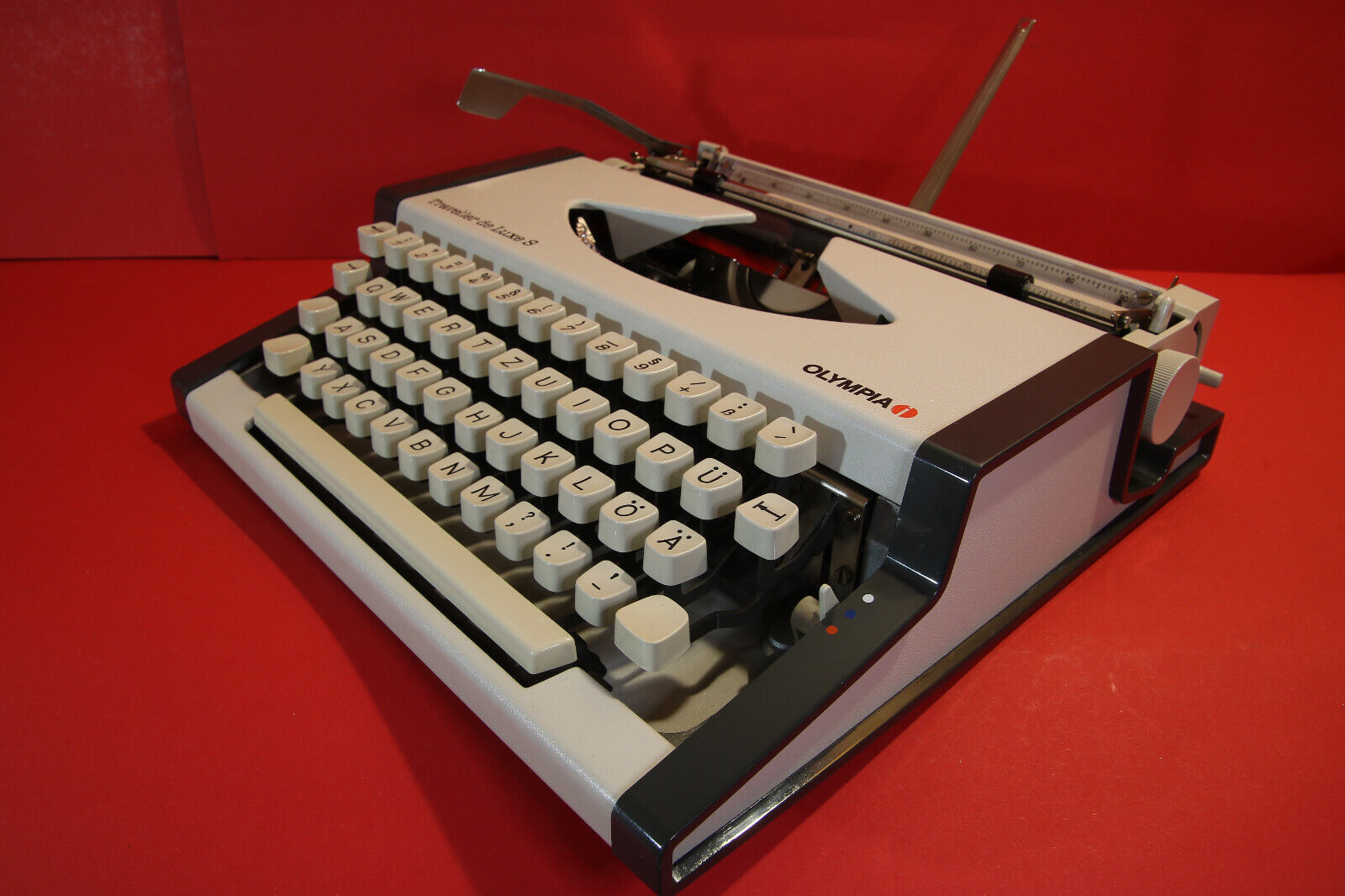 Vintage Olympia Traveller Deluxe S typewriter, cursiv typeface, RAR Excellent