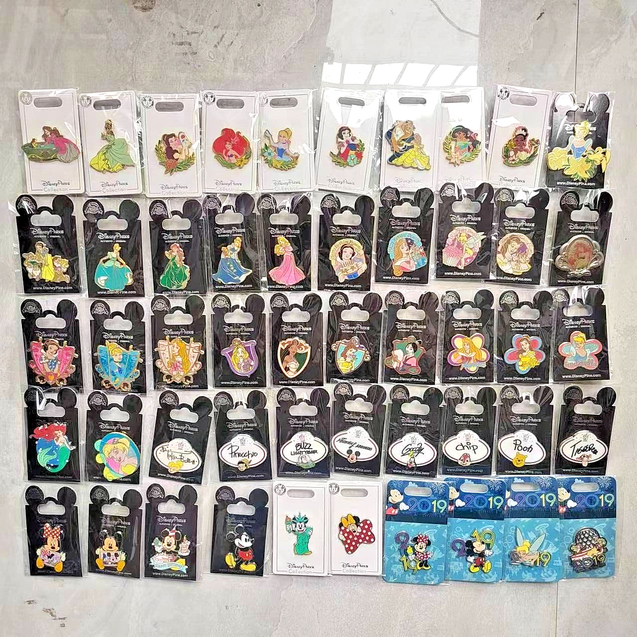 Jun284 Disney  Pins 50 Badges  Princess Series Mixed With Mickey Series On Card