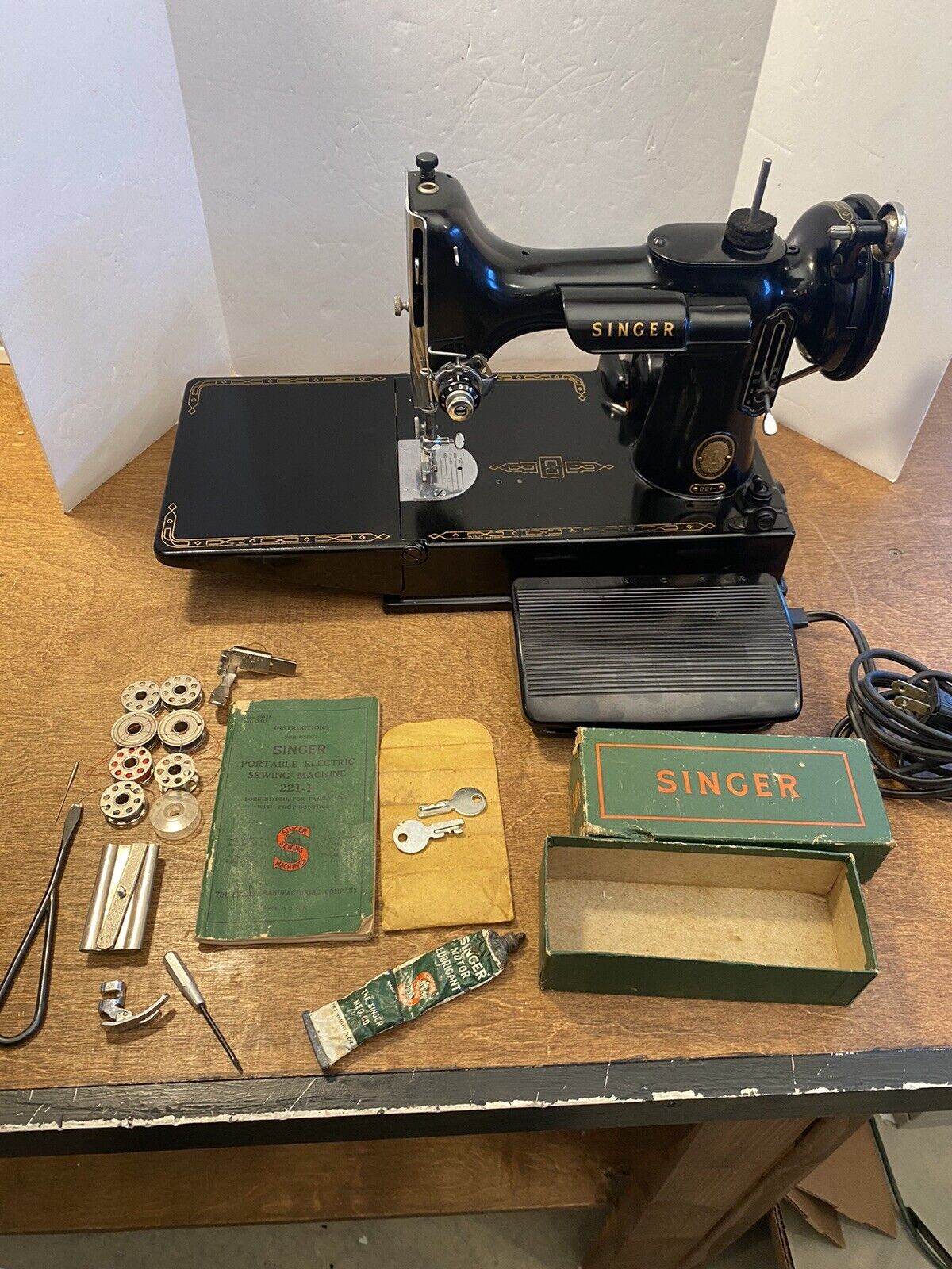 1954 SINGER 221 Featherweight Vintage Sewing Machine W/ CASE  & ACCESSORIES